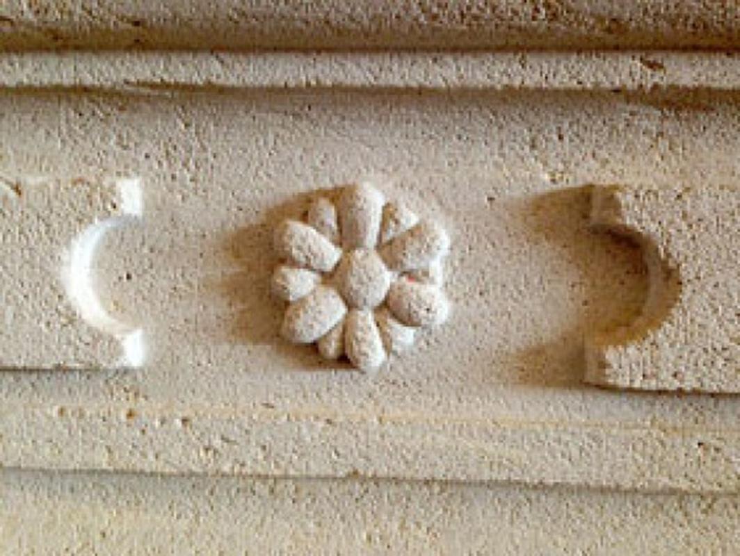 French Limestone Mantel In Good Condition In Dallas, TX