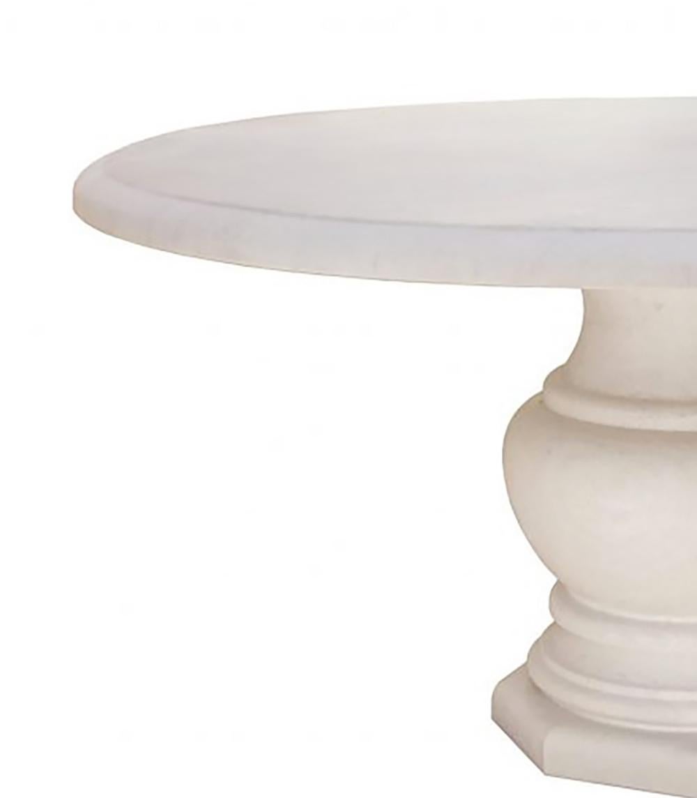 También disponible en Bluestone belga, hay tamaños personalizados disponibles; la mesa de inspiración clásica se compone de un grueso tablero redondo con borde dupont y soporte en forma de balaustre sobre un zócalo octogonal. Nueva con un desgaste