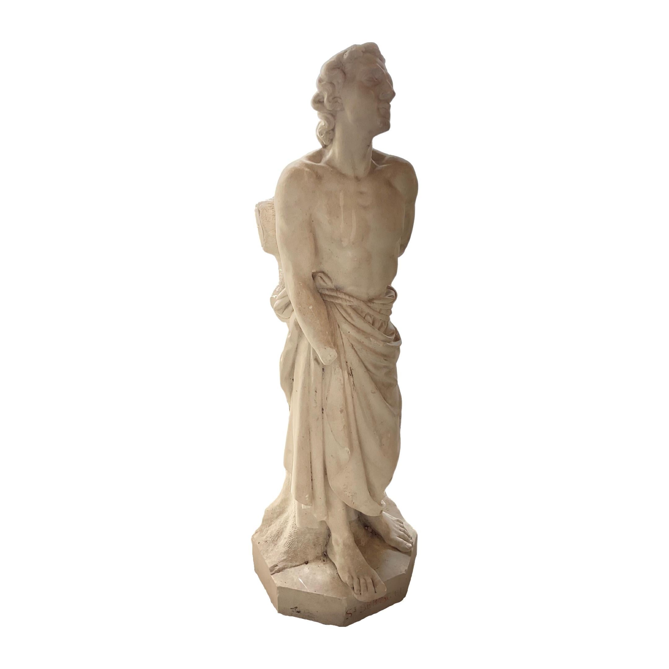 Cette sculpture de saint en pierre calcaire française est une création exquise du XVIIe siècle, qui témoigne d'un savoir-faire artisanal et constitue un souvenir durable de l'époque. Sa composition soignée en pierre calcaire française en fait un