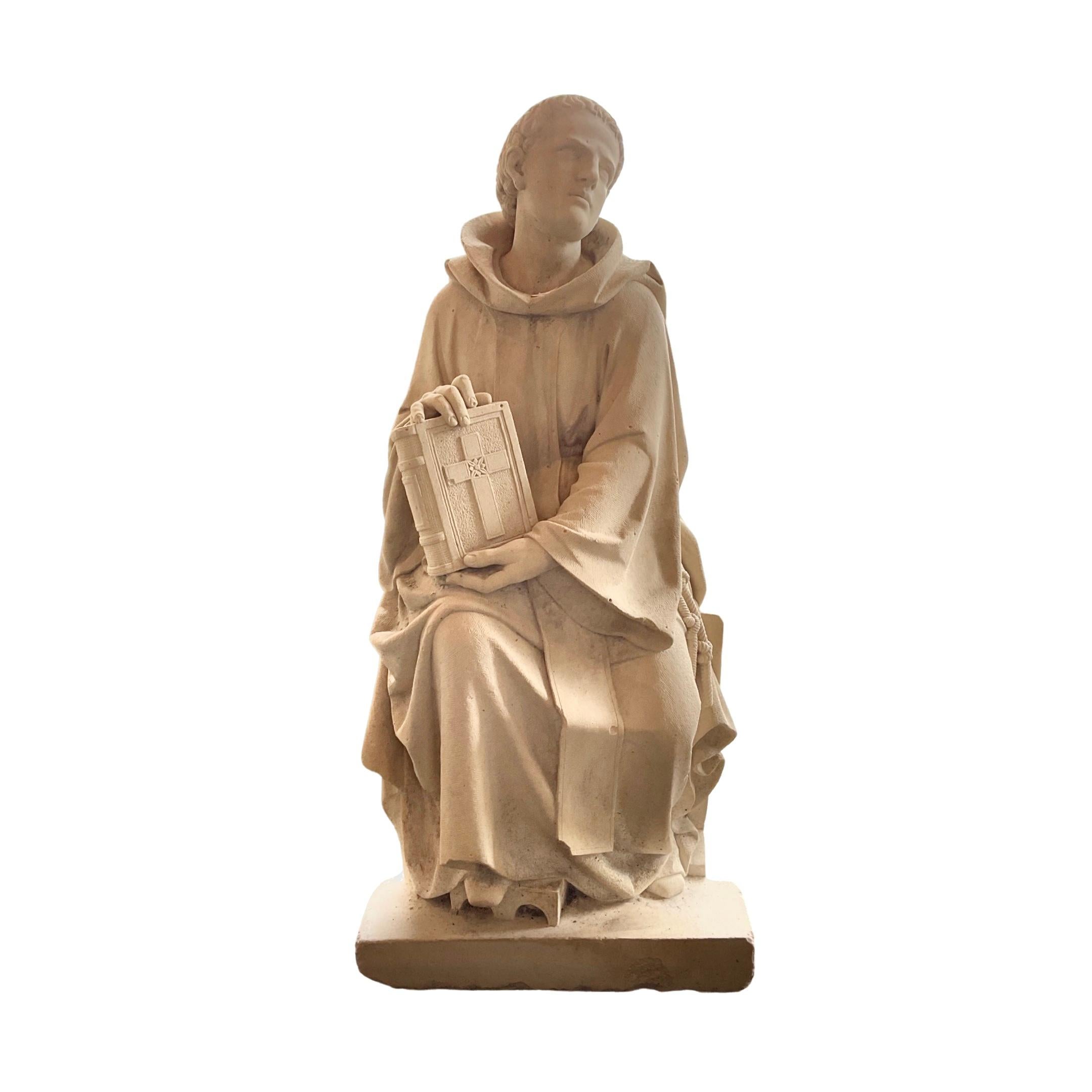 Cette sculpture de saint en pierre calcaire française est un remarquable exemple de savoir-faire artistique du XVIIe siècle, façonné de manière durable dans la pierre calcaire française afin de préserver son héritage esthétique.