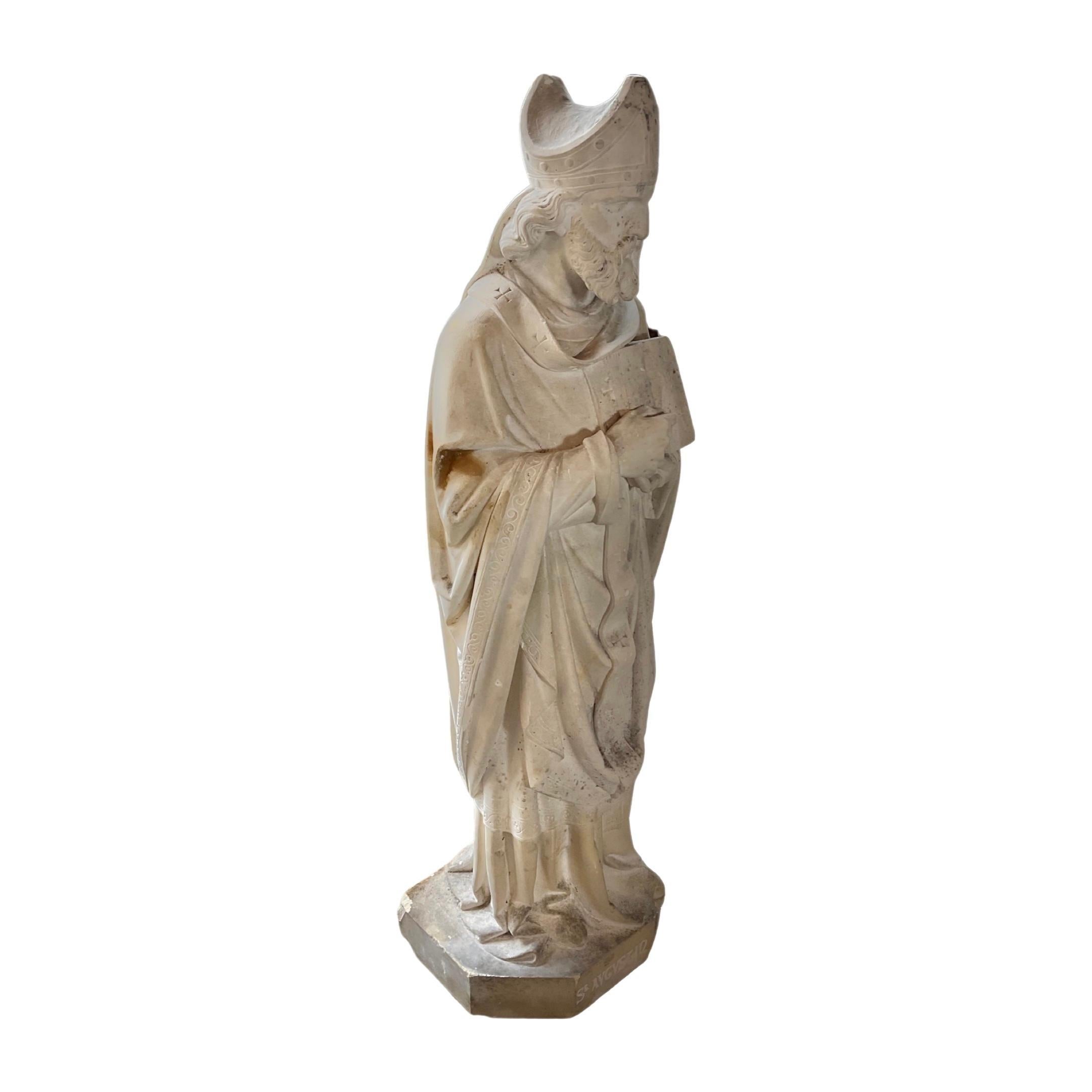 Cette sculpture de saint en pierre calcaire française du XVIIe siècle témoigne d'une extraordinaire compétence artistique. Elle a été fabriquée de manière experte à partir de pierre calcaire française afin de préserver son intégrité artistique.