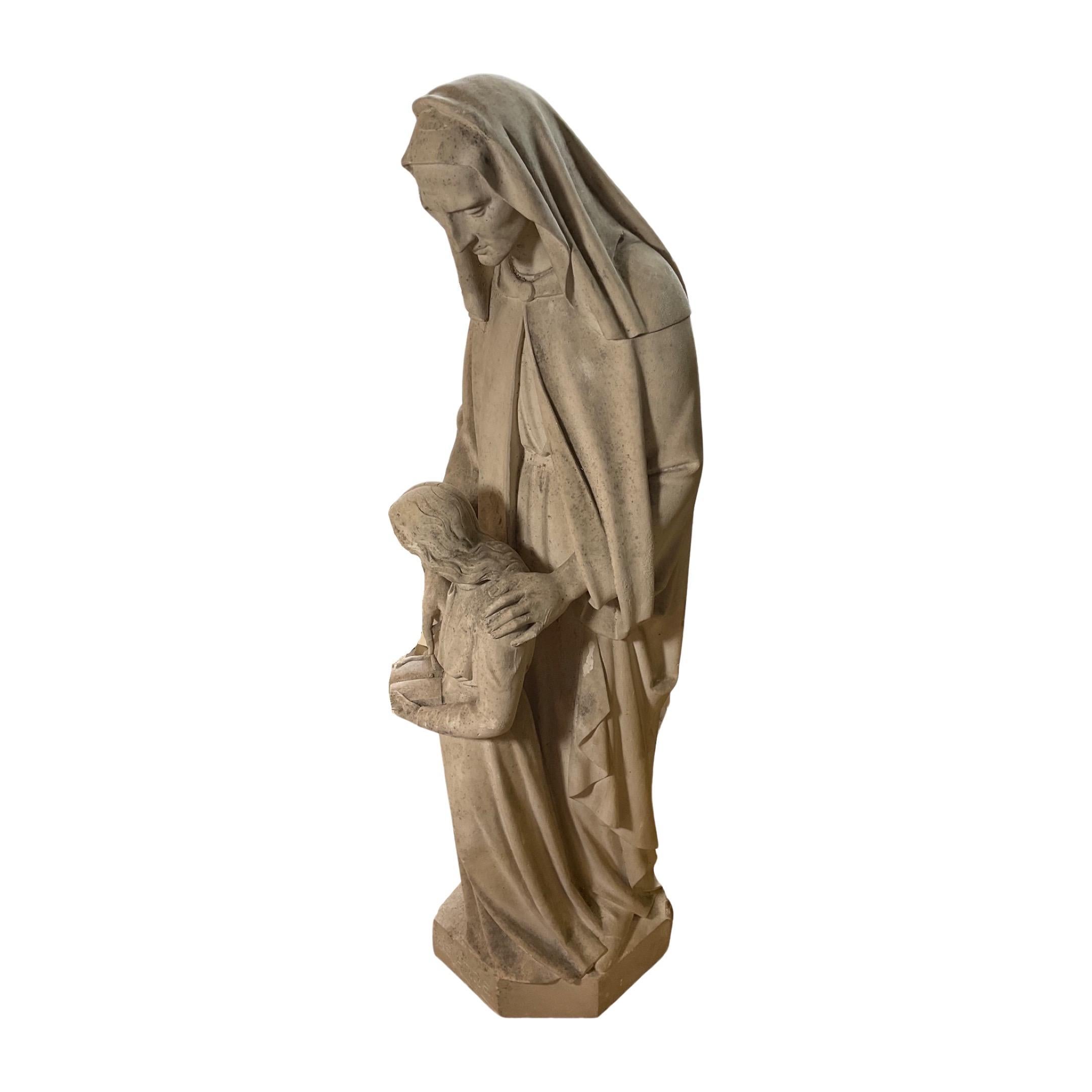 Questa scultura di santo in pietra calcarea francese del XVII secolo dimostra una notevole maestria, abilmente scolpita in pietra calcarea francese per garantirne l'accuratezza estetica.