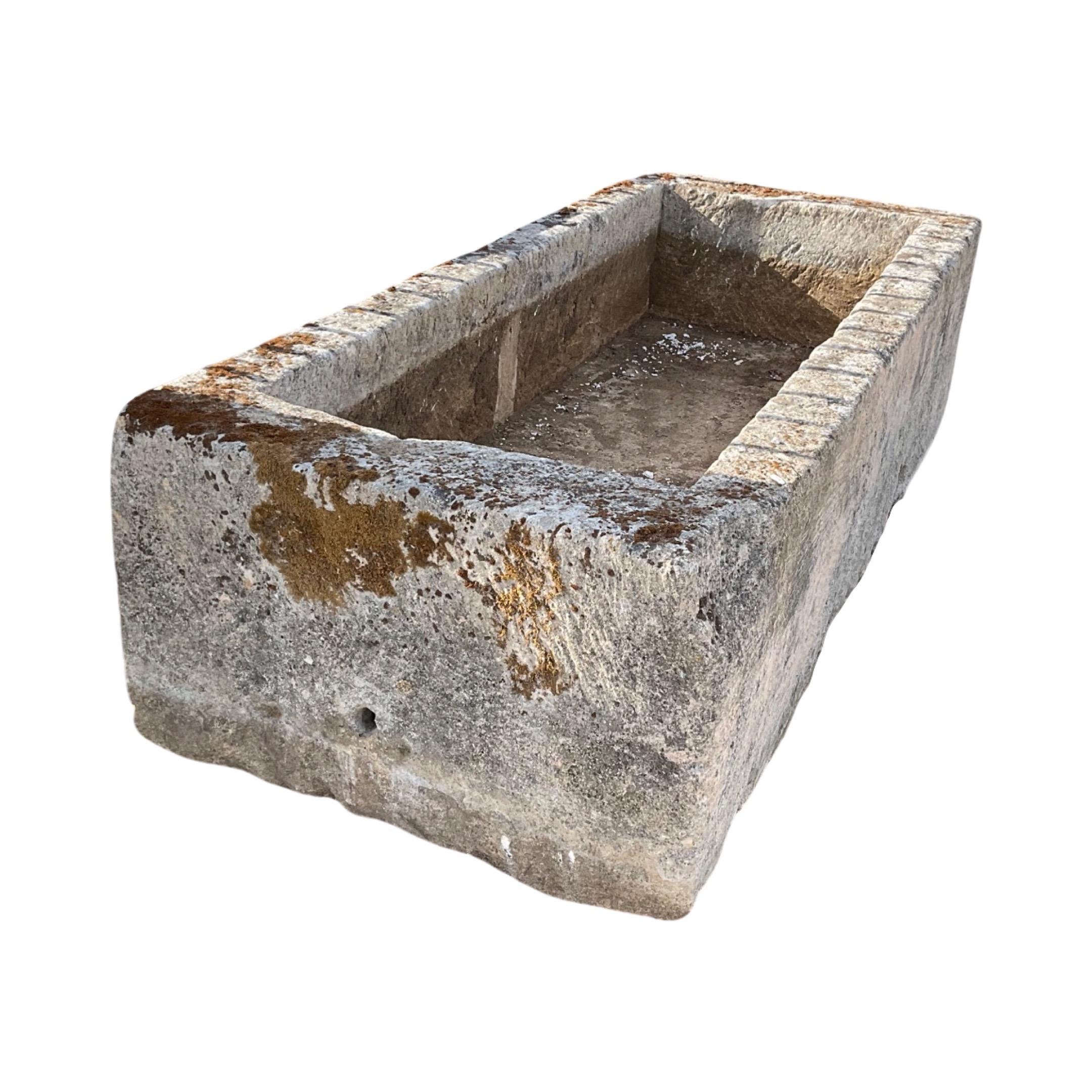 This 17th-century French limestone trough provides an appealing rectangular form and is an ideal choice for outdoor spaces. Its stone construction ensures longevity and a classic aesthetic, granting a special touch of history.