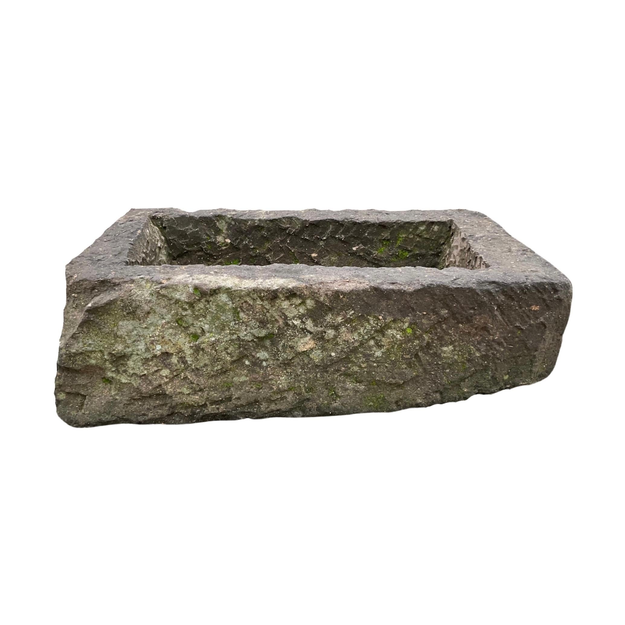 This 18th century French limestone trough is a versatile addition to any garden. Its small style design and predrilled drainage hole make it ideal for a variety of plants or even to serve as a fountain. Crafted with high-quality limestone, this