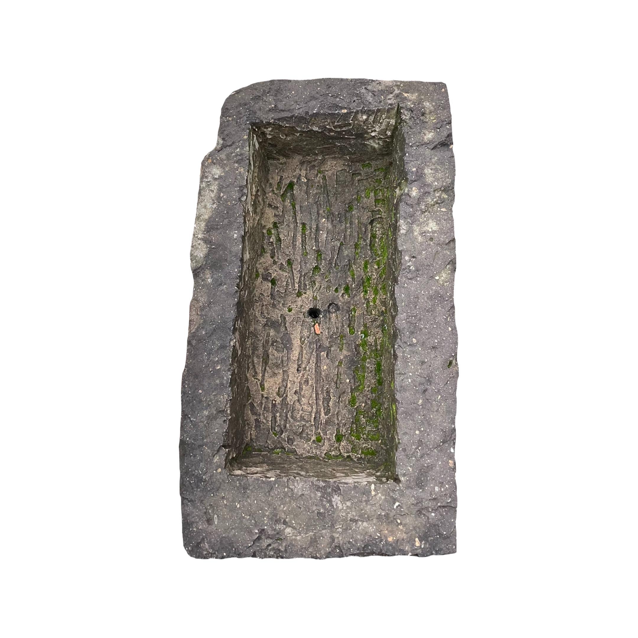 This 18th-century French limestone trough is a versatile addition to any garden. Its small style design and predrilled drainage hole make it ideal for a variety of plants or even to serve as a fountain. Crafted with high-quality limestone, this