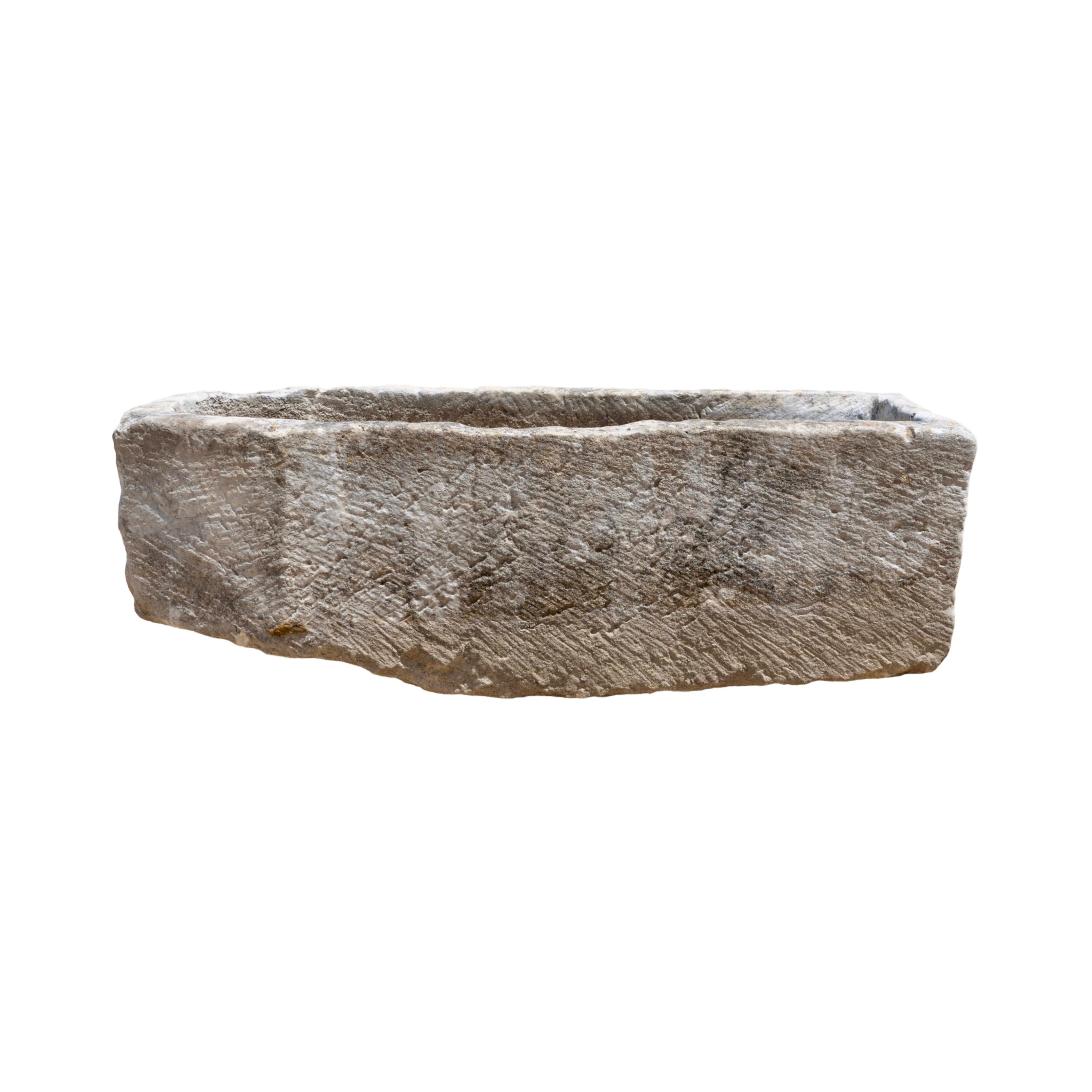Realizzata a mano in Francia con autentica pietra calcarea francese del 1800, questa mangiatoia rettangolare in stile bara è l'aggiunta perfetta a qualsiasi giardino o patio. Il foro preforato assicura un drenaggio adeguato e permette di piantare
