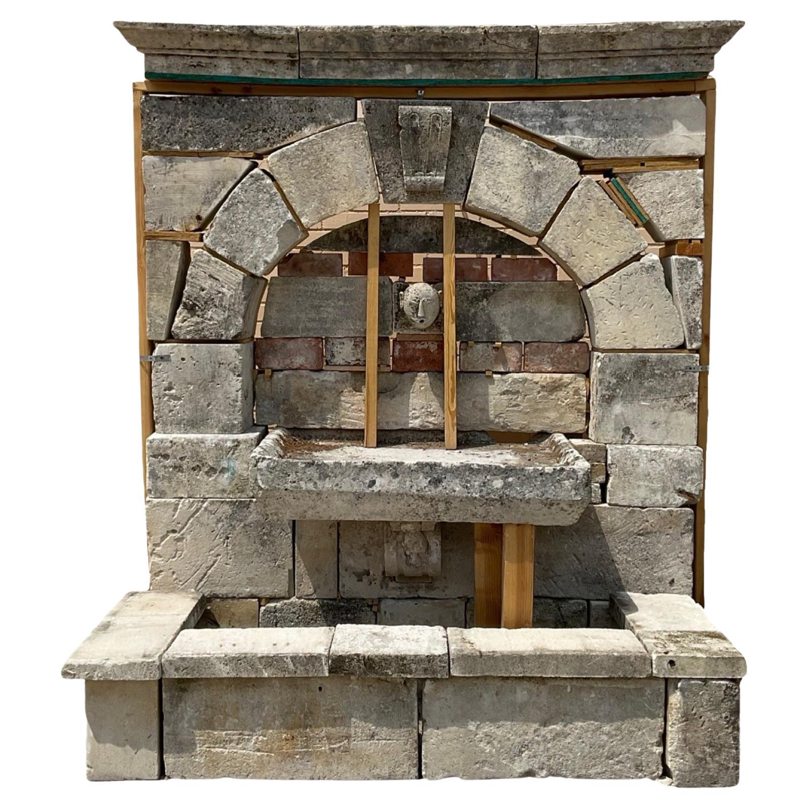 Fuente de pared de piedra caliza Antique French