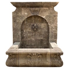 Fuente de pared de piedra caliza francesa