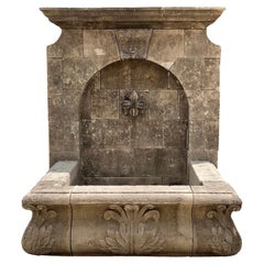 Fontaine murale en pierre calcaire française