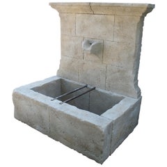 Französischer Kalkstein-Wandbrunnen mit geschnitztem Steinauslauf