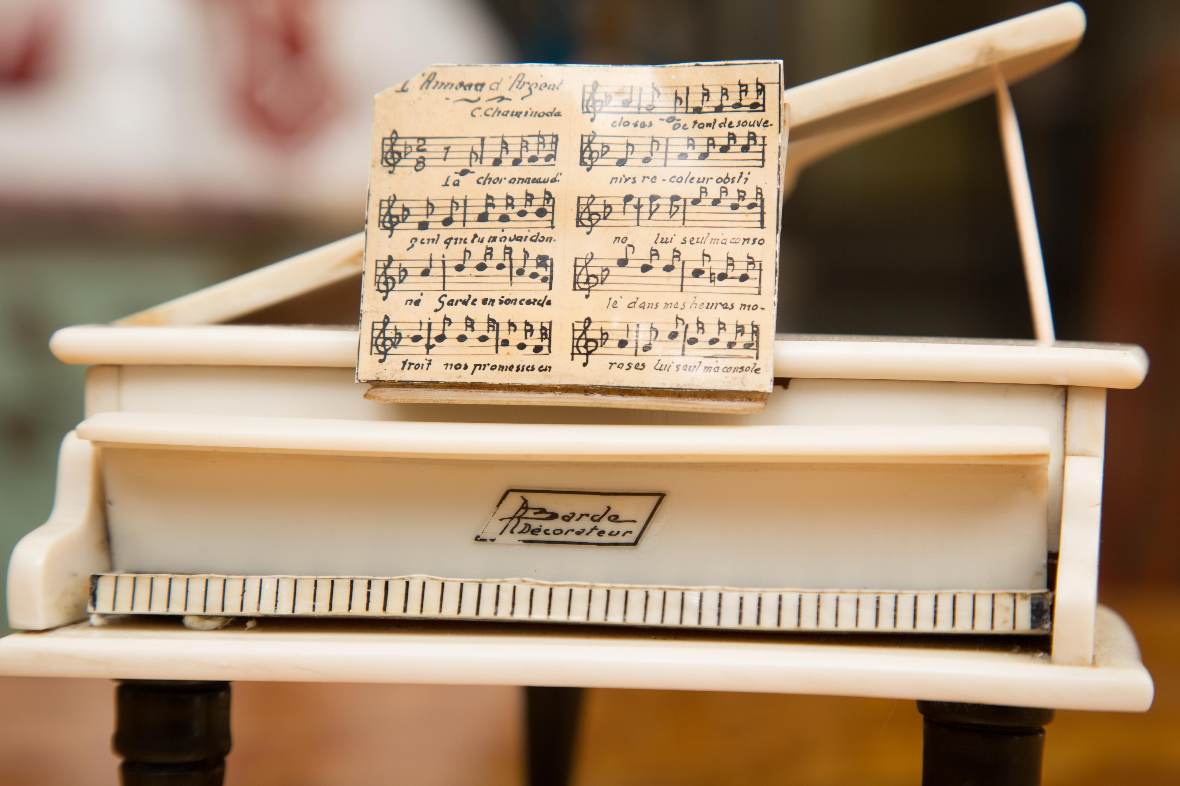Fatto a mano Pianoforte in miniatura francese in bachelite in edizione limitata in vendita