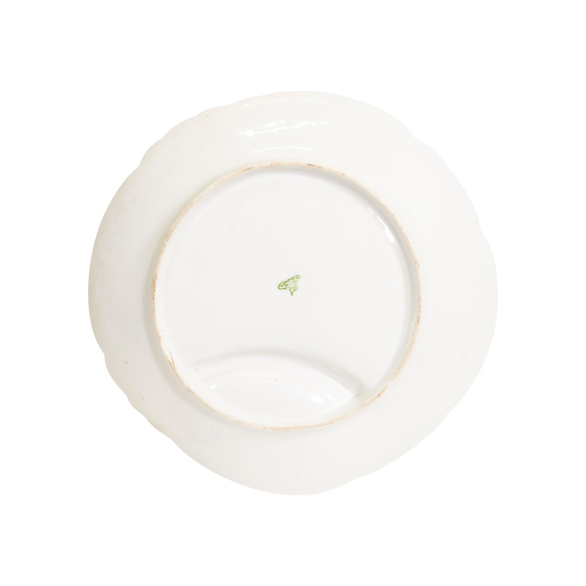Französisches handbemaltes Limoges-Porzellanservice für acht Personen. Eine Servierplatte mit acht Tellern. Das Design zeigt Stängel von weißem Spargel in einem Aquarellstil mit Rot- und Orangetönen. Jeder Teller hat dekorative vergoldete Akzente an
