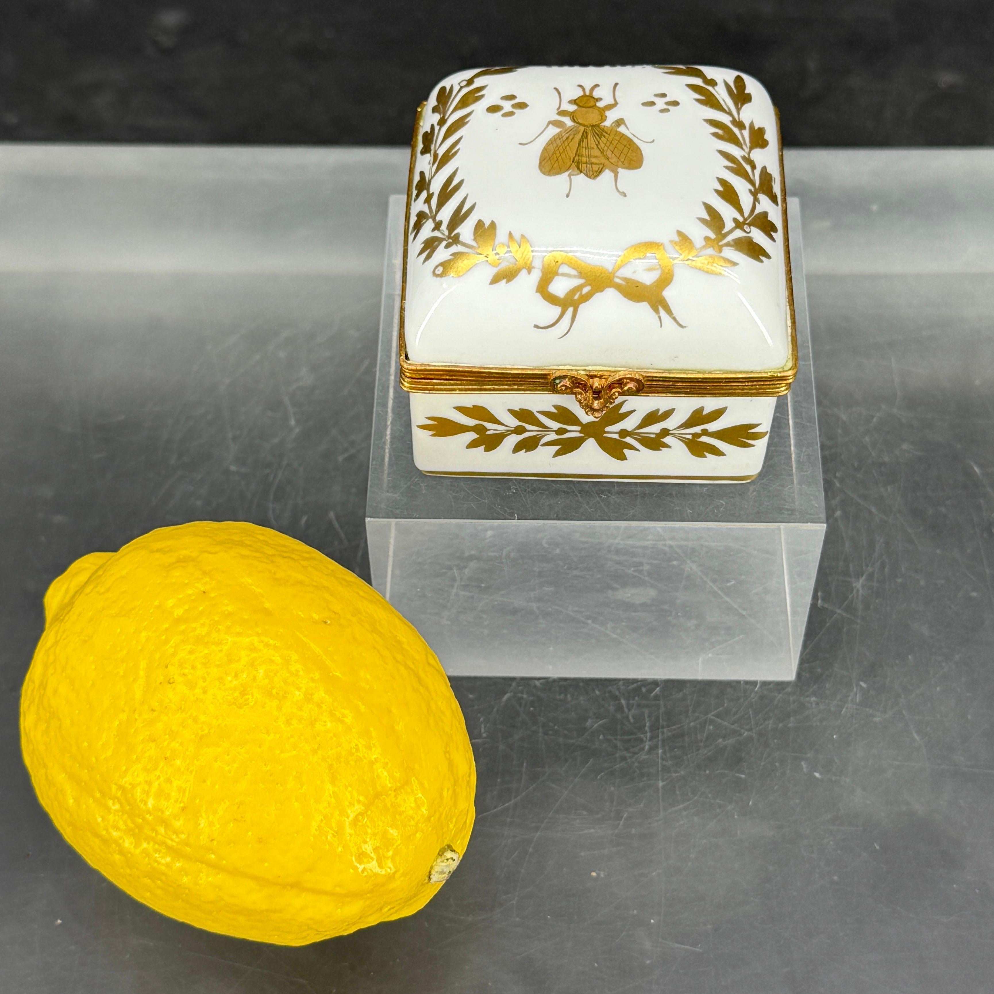Französisch Limoges Biene Quadrat Porzellan vergoldet Trinket Schmuckkasten (Französische Provence) im Angebot