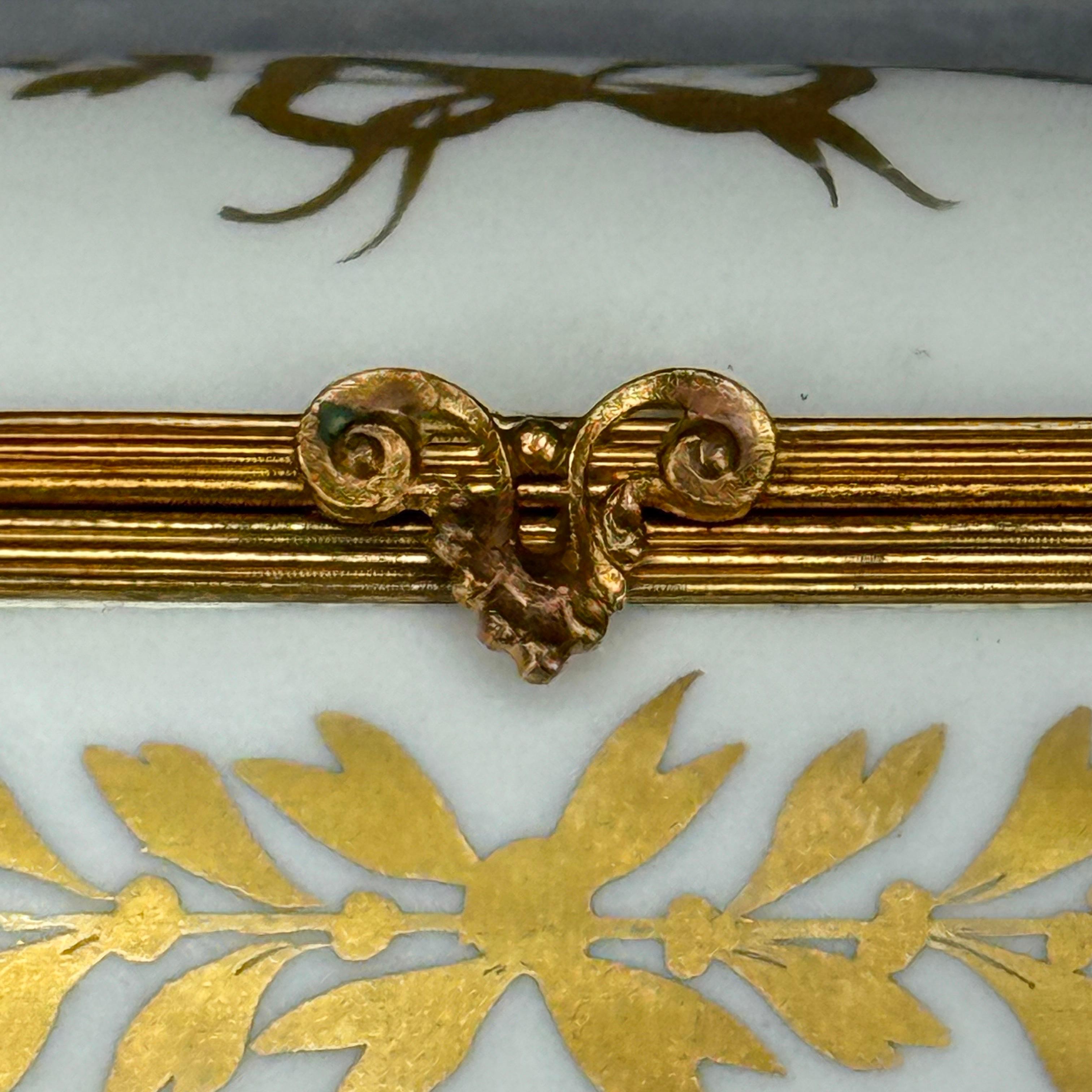 Französisch Limoges Biene Quadrat Porzellan vergoldet Trinket Schmuckkasten im Angebot 1