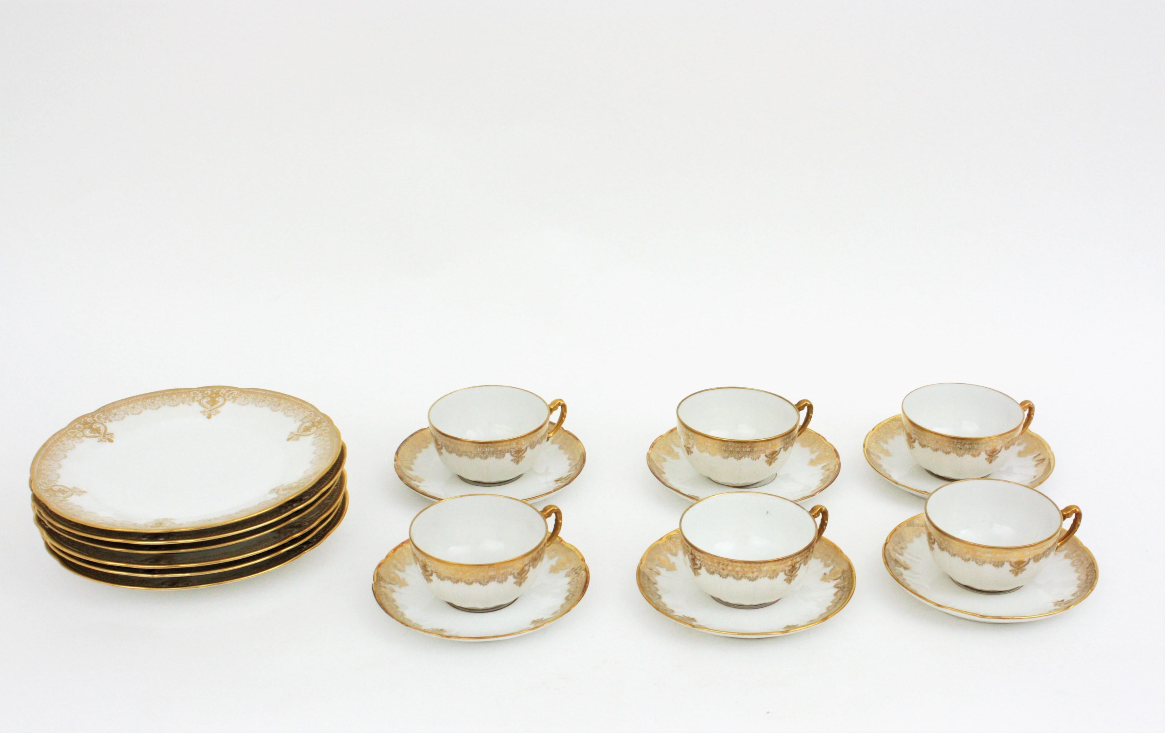 Limoges Porcelain gold gilt coffee set + bread and butter plates for six. France, 1930s.
The set is comprised by 6 coffee or tea cups, 6 saucers and 6 bread and butter / dessert plates.
On sale as a set
Measures:
Cups: 11 cm at the widest point x 5