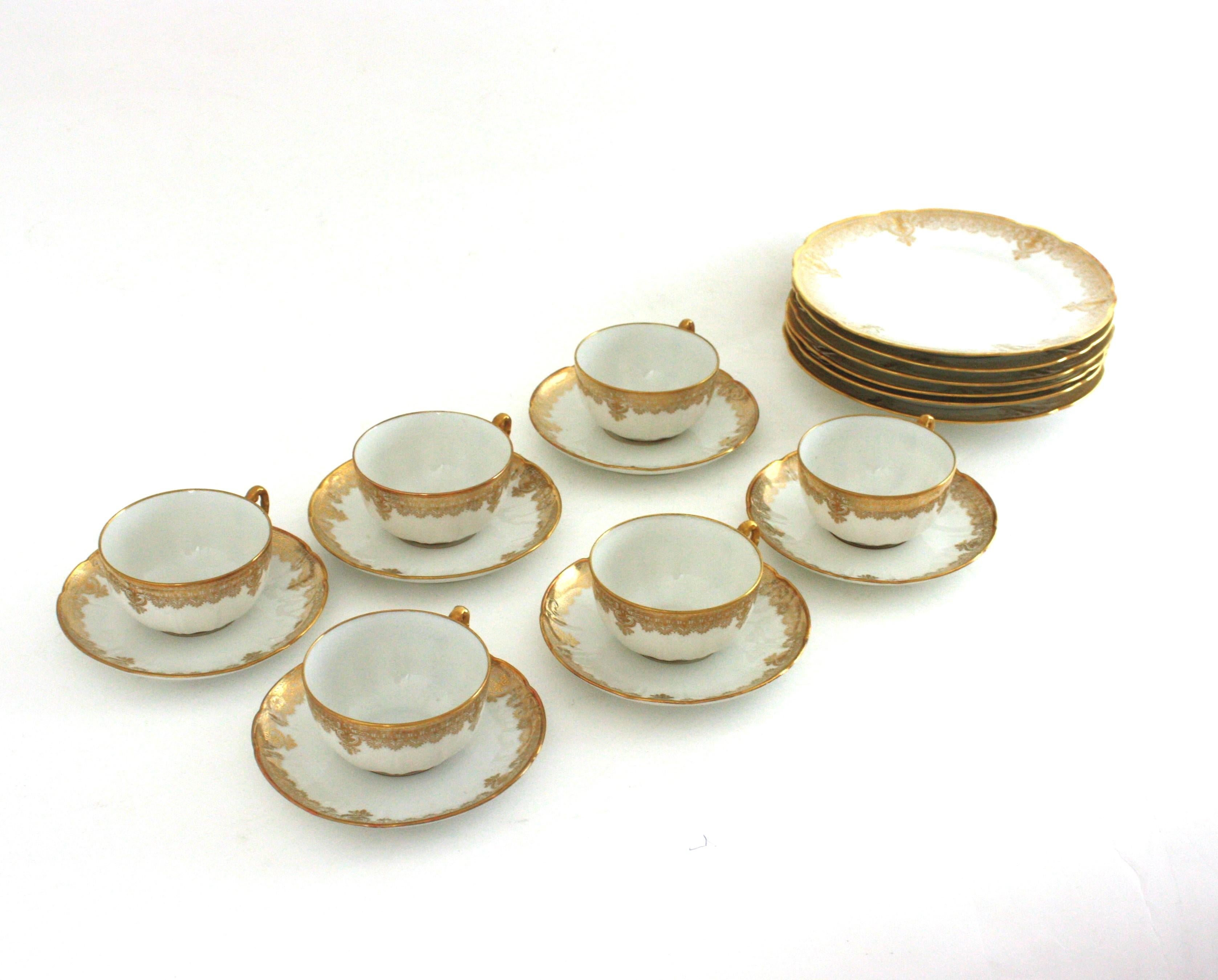 Limoges Porzellan Gold vergoldetes Kaffeeservice + Brot und Butter Teller für sechs Personen. Frankreich, 1930er Jahre.
Das Set besteht aus 6 Kaffee- oder Teetassen, 6 Untertassen und 6 Brot- und Butter-/Desserttellern.
Im Verkauf als Set
Allgemeine