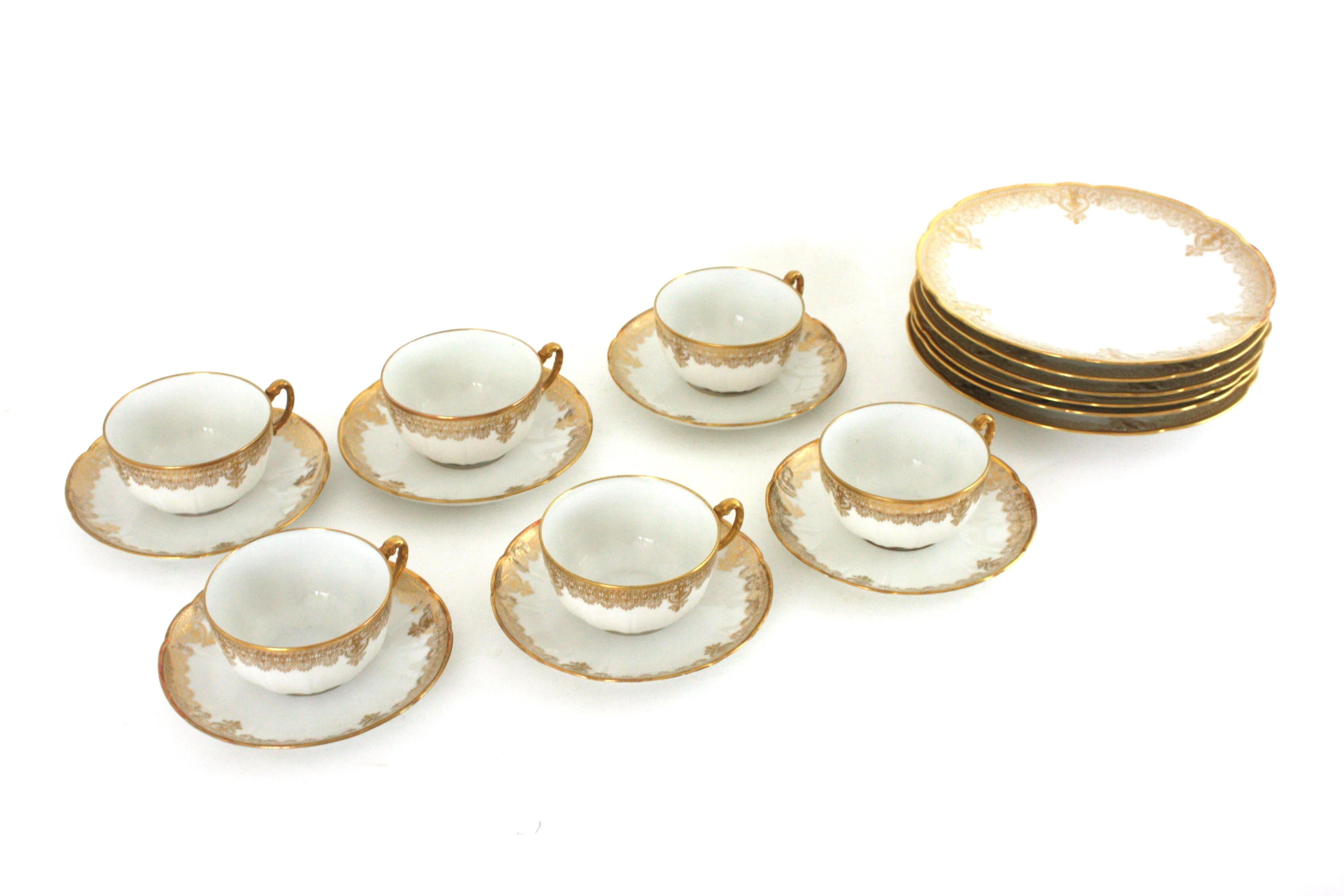 Französisches Limoges Gold vergoldetes Porzellan Kaffee Tee Dessert Service für Sechs (20. Jahrhundert) im Angebot