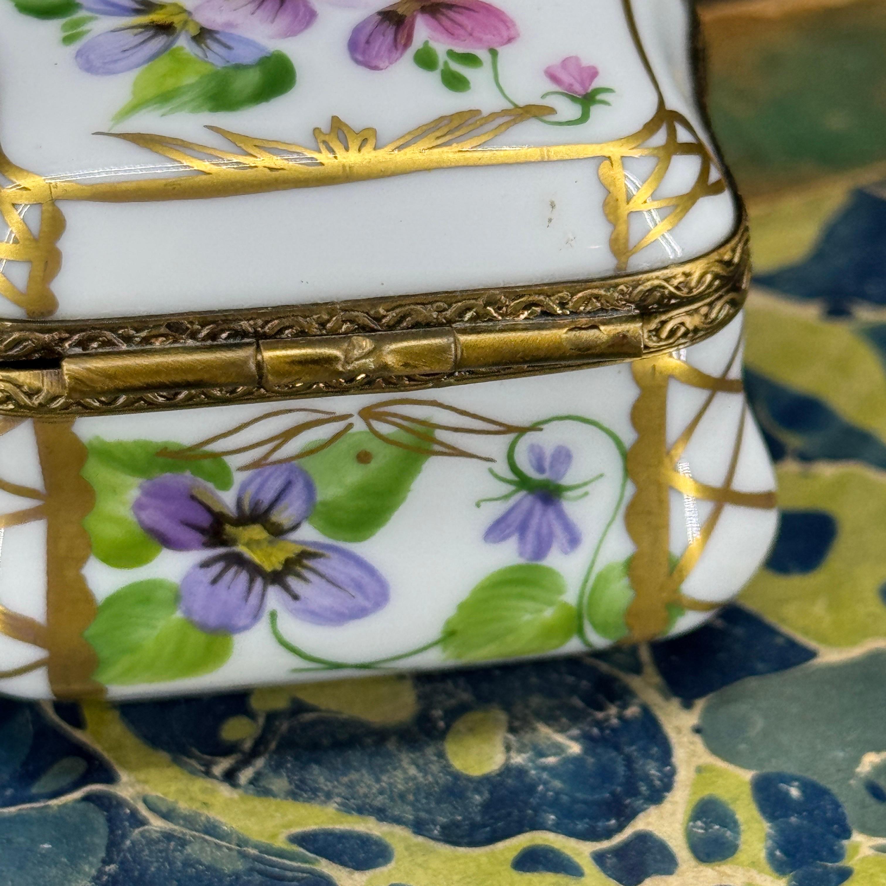 Caja de Baratijas Floral Francesa de Limoges Pintada a Mano Provincial francés en venta