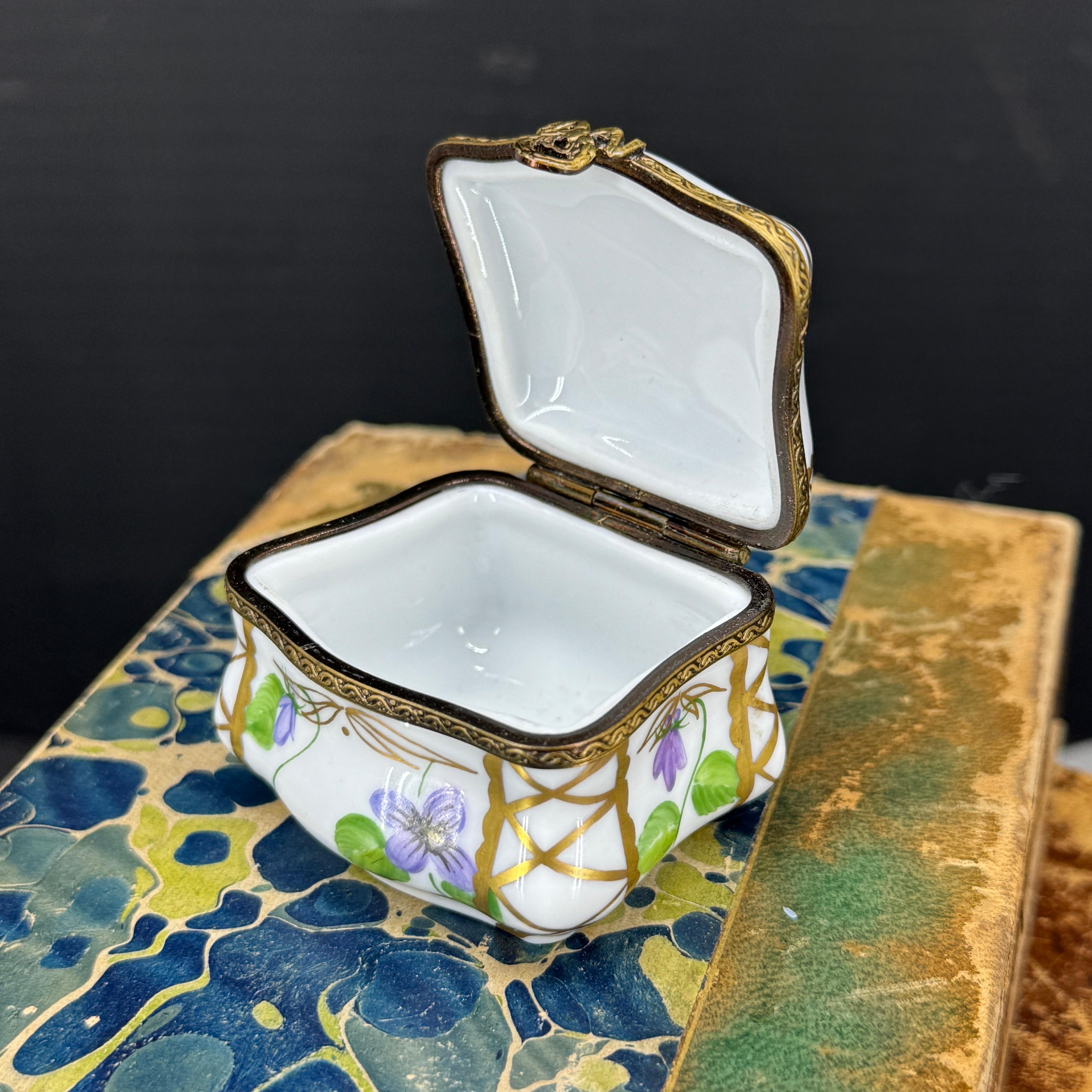 Caja de Baratijas Floral Francesa de Limoges Pintada a Mano Francés en venta