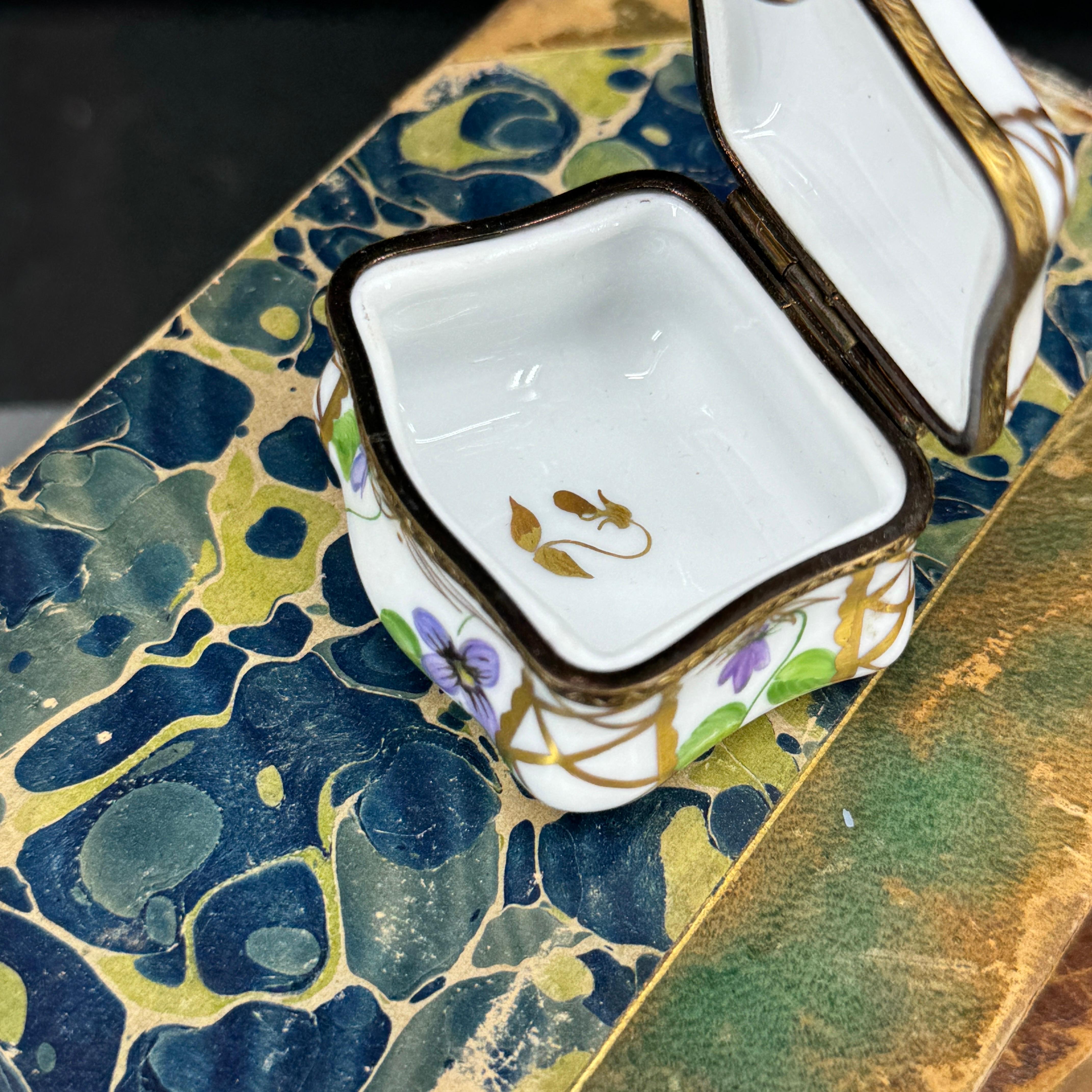 Caja de Baratijas Floral Francesa de Limoges Pintada a Mano Hecho a mano en venta