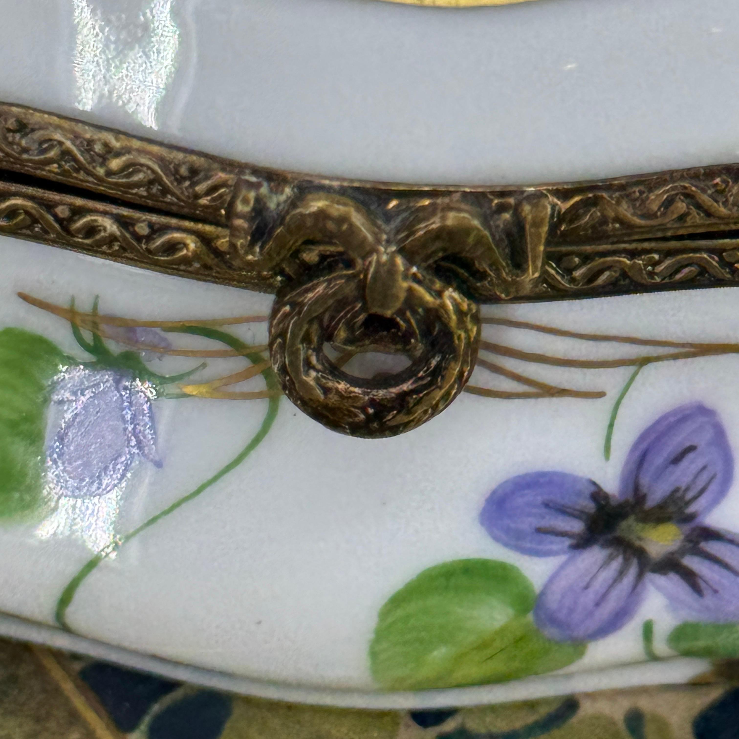 Caja de Baratijas Floral Francesa de Limoges Pintada a Mano en Bueno estado para la venta en Haddonfield, NJ