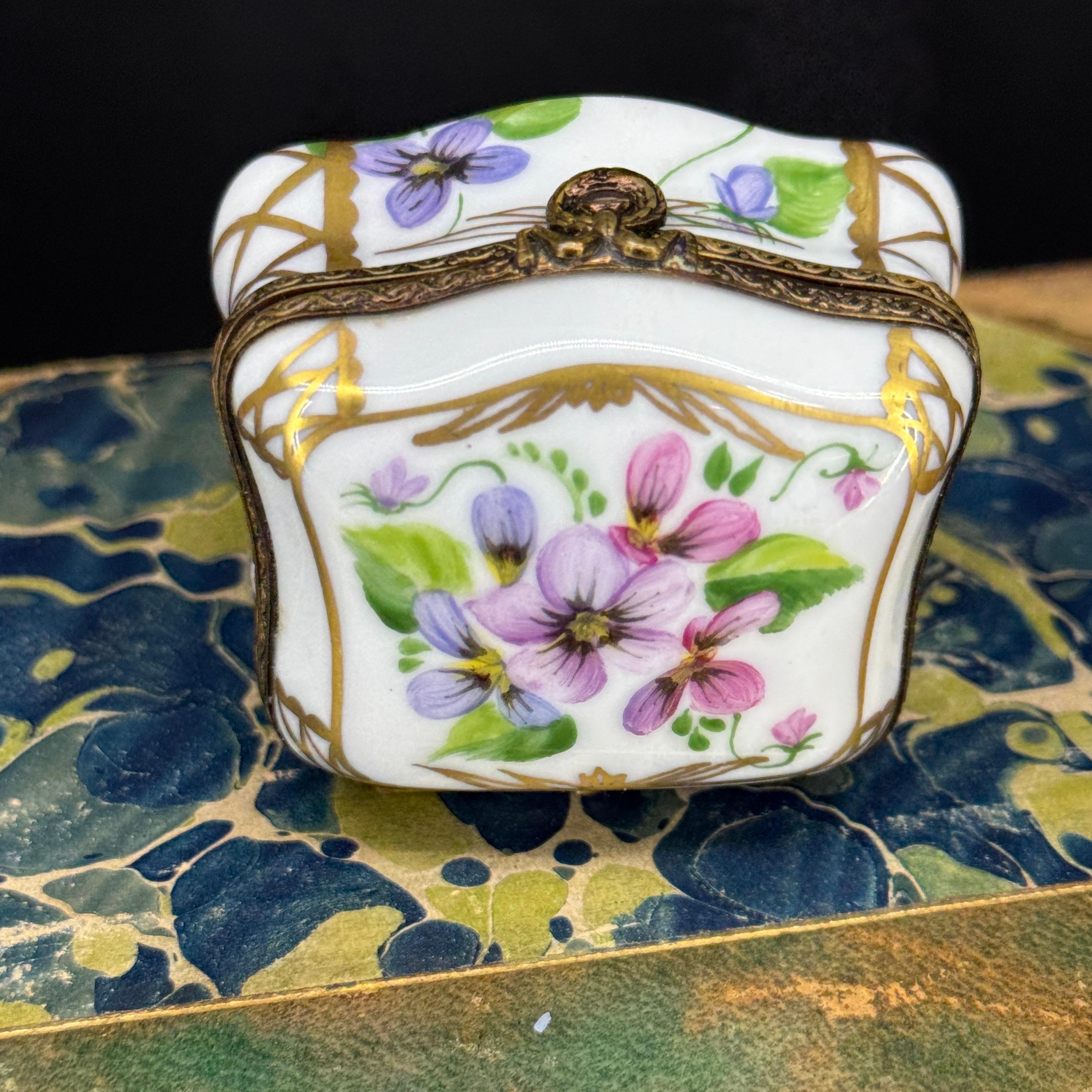 Caja de Baratijas Floral Francesa de Limoges Pintada a Mano siglo XX en venta