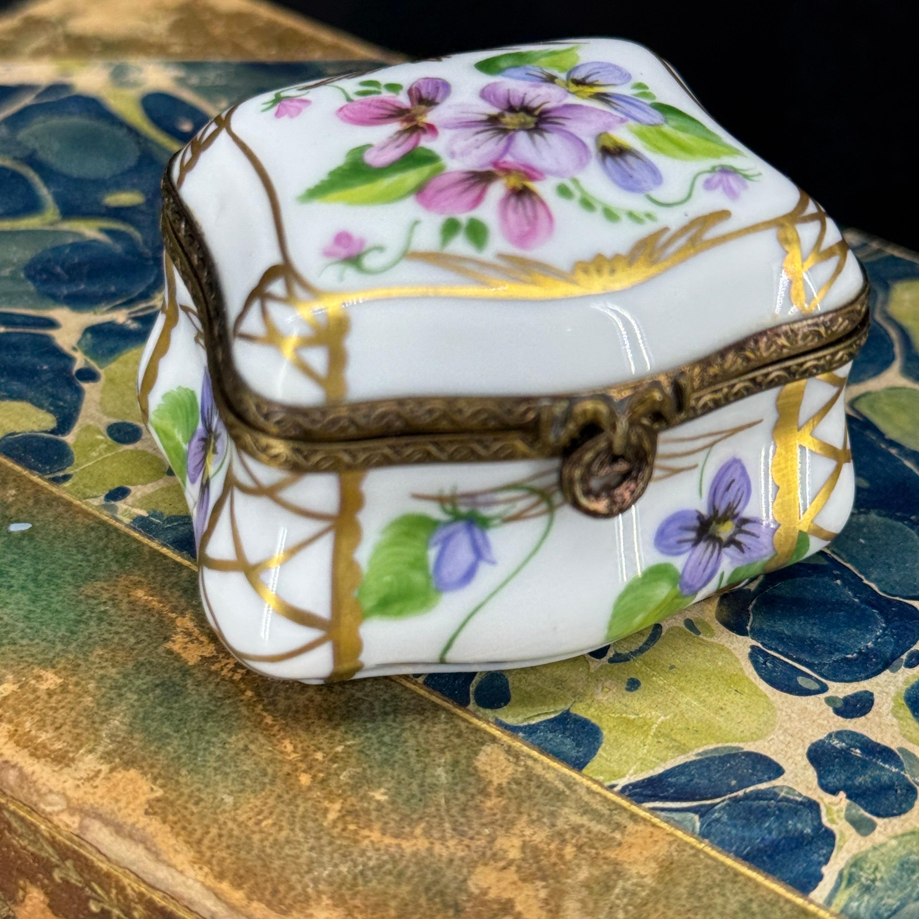 Caja de Baratijas Floral Francesa de Limoges Pintada a Mano Oro en venta