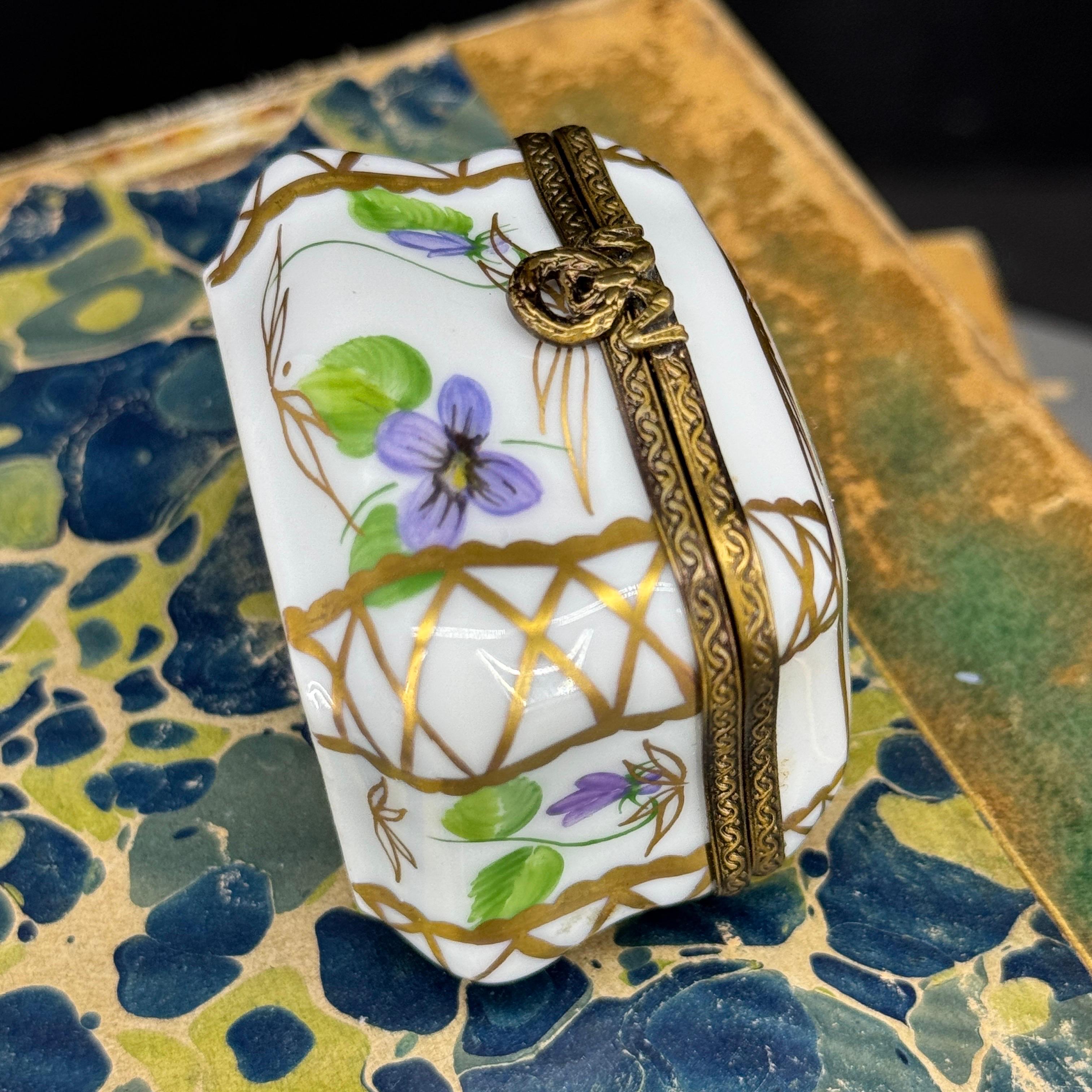 Caja de Baratijas Floral Francesa de Limoges Pintada a Mano en venta 1