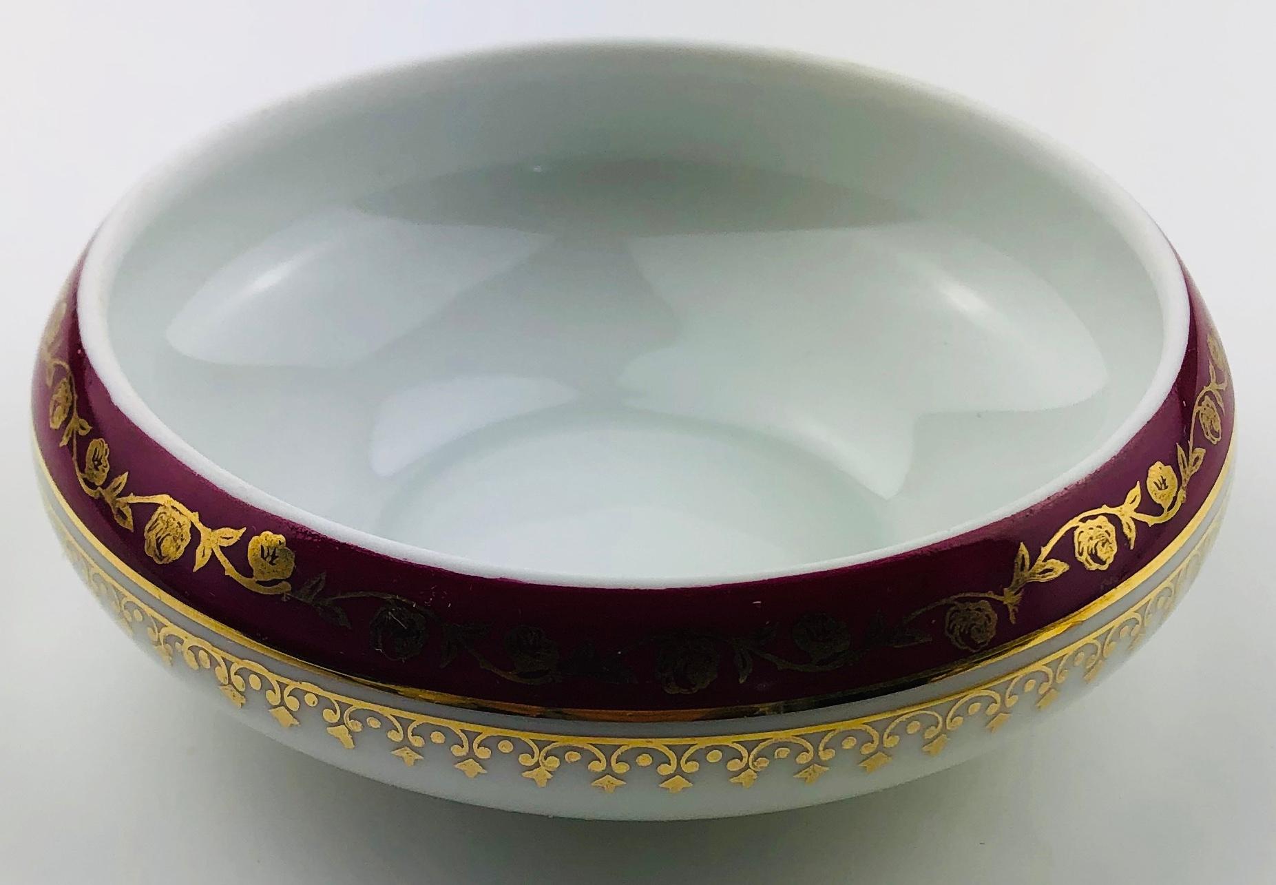 Napoléon III Boîte à bijoux ou plat à bonbons français de Limoges peint à la main avec garniture en or en vente