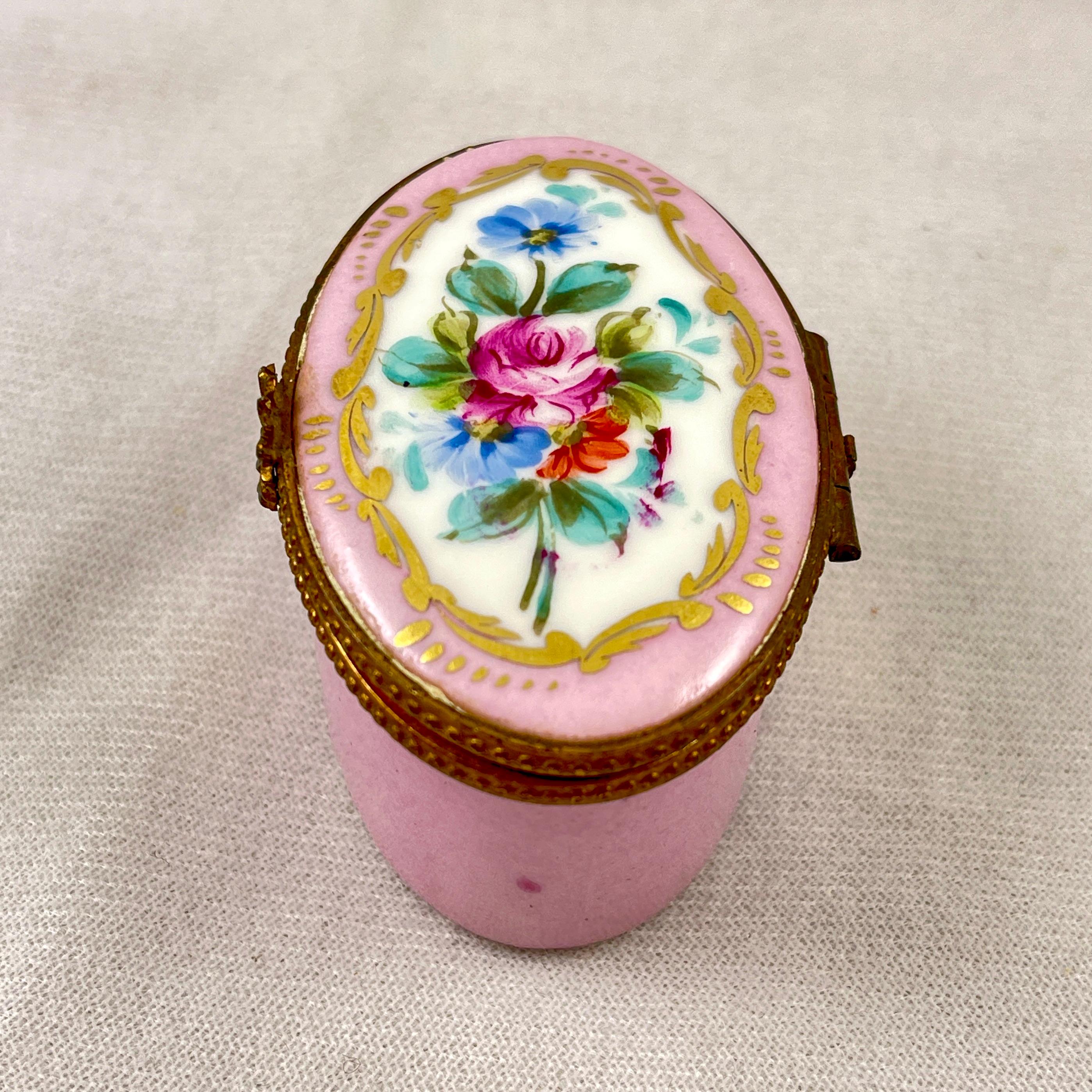 Français Boîte à bijoux ovale à fleurs roses peinte à la main de Limoges en vente