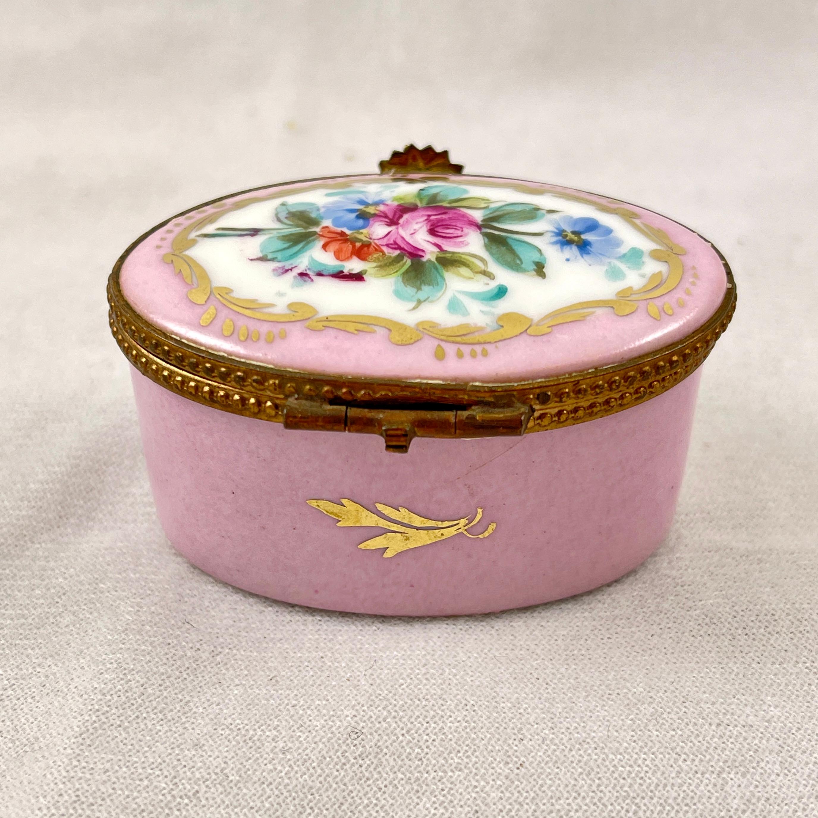 Fait main Boîte à bijoux ovale à fleurs roses peinte à la main de Limoges en vente