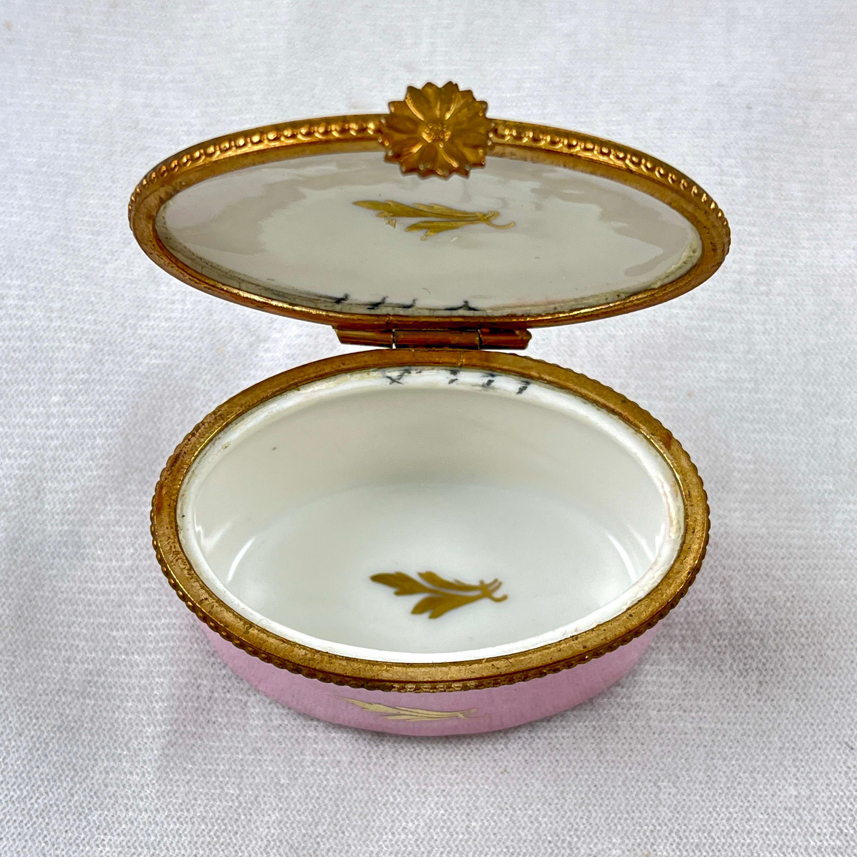 Boîte à bijoux ovale à fleurs roses peinte à la main de Limoges Bon état - En vente à Philadelphia, PA