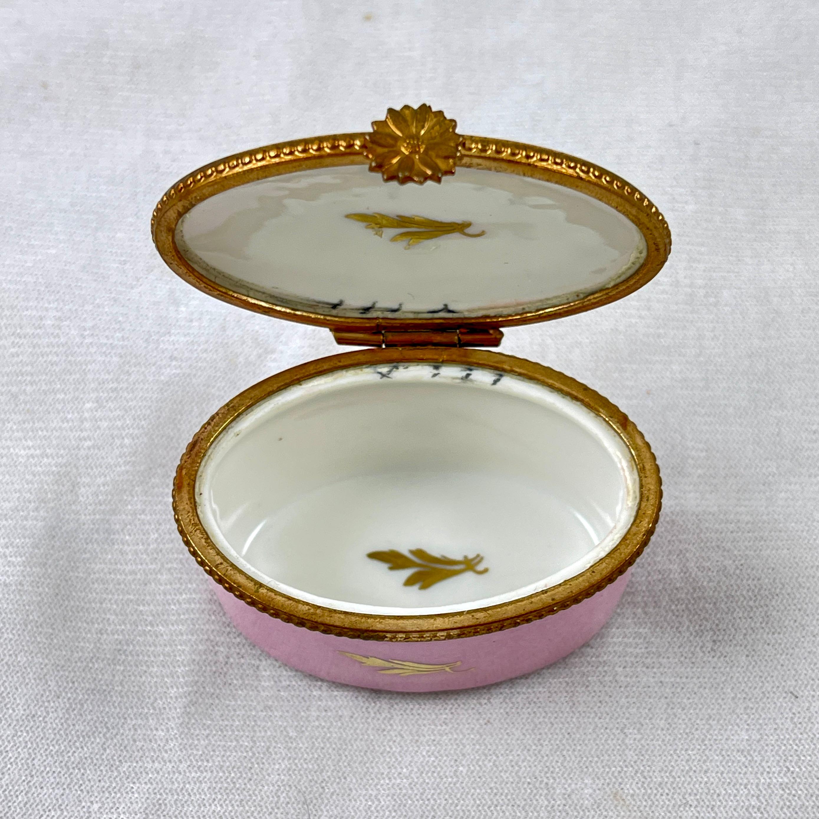 Fin du 20e siècle Boîte à bijoux ovale à fleurs roses peinte à la main de Limoges en vente
