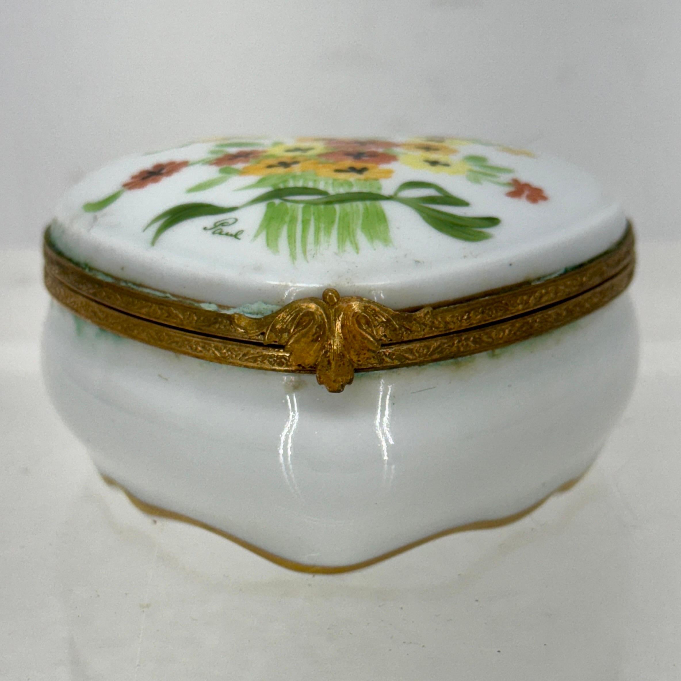French Limoges Heart Shaped Floral Trinket Box In Good Condition For Sale In Haddonfield, NJ