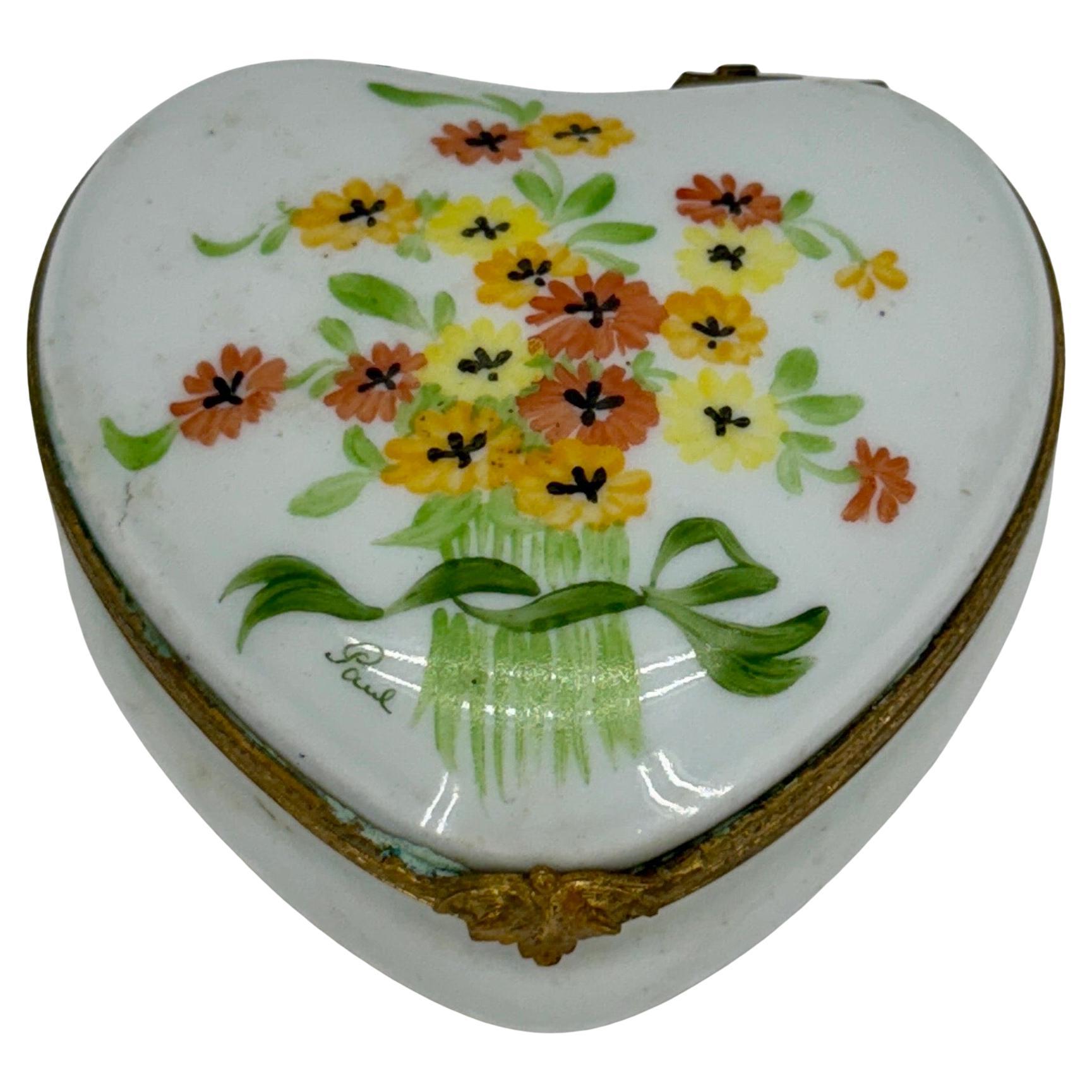 Caja de baratijas floral francesa de Limoges en forma de corazón