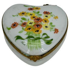 Caja de baratijas floral francesa de Limoges en forma de corazón