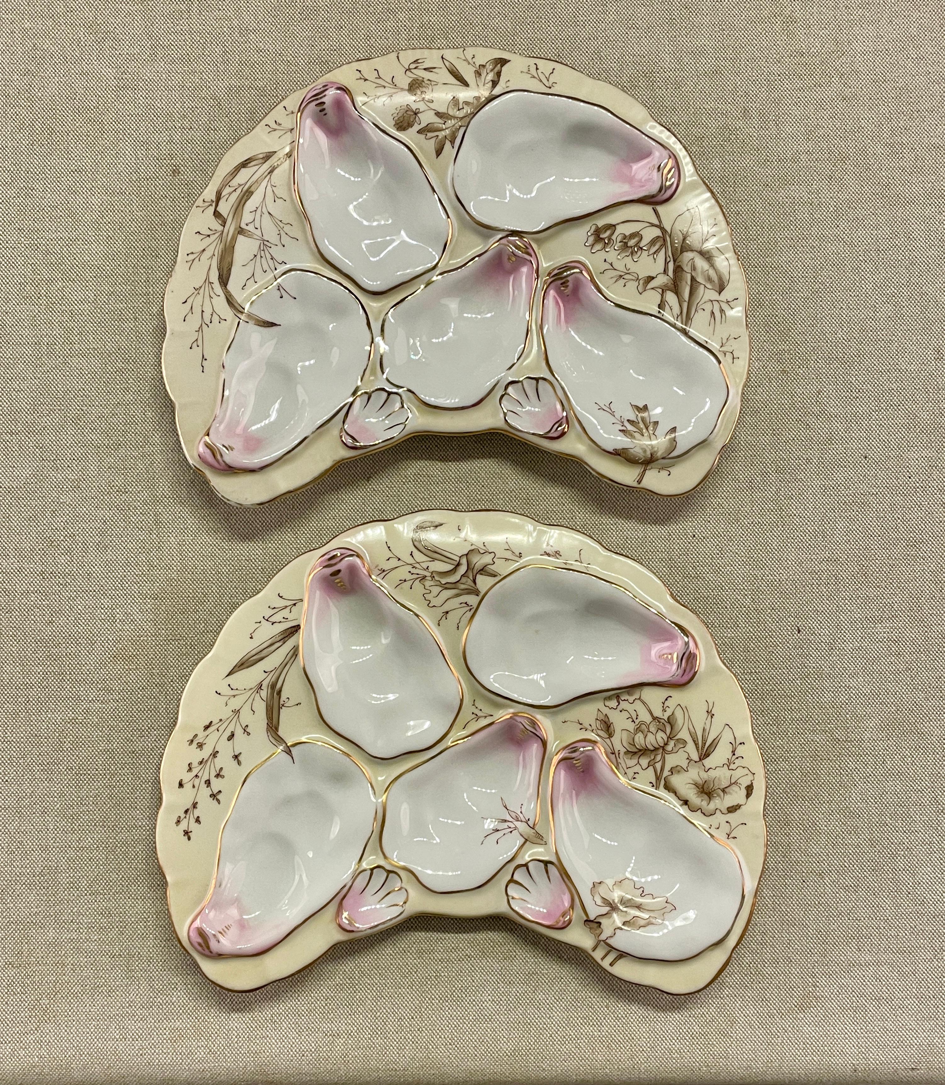 Une bonne paire d'assiettes à huîtres en porcelaine de Limoges faites pour ABR.FRENCH & Co à Boston avec 5 huîtres et un décor doré. Les dimensions sont de 9