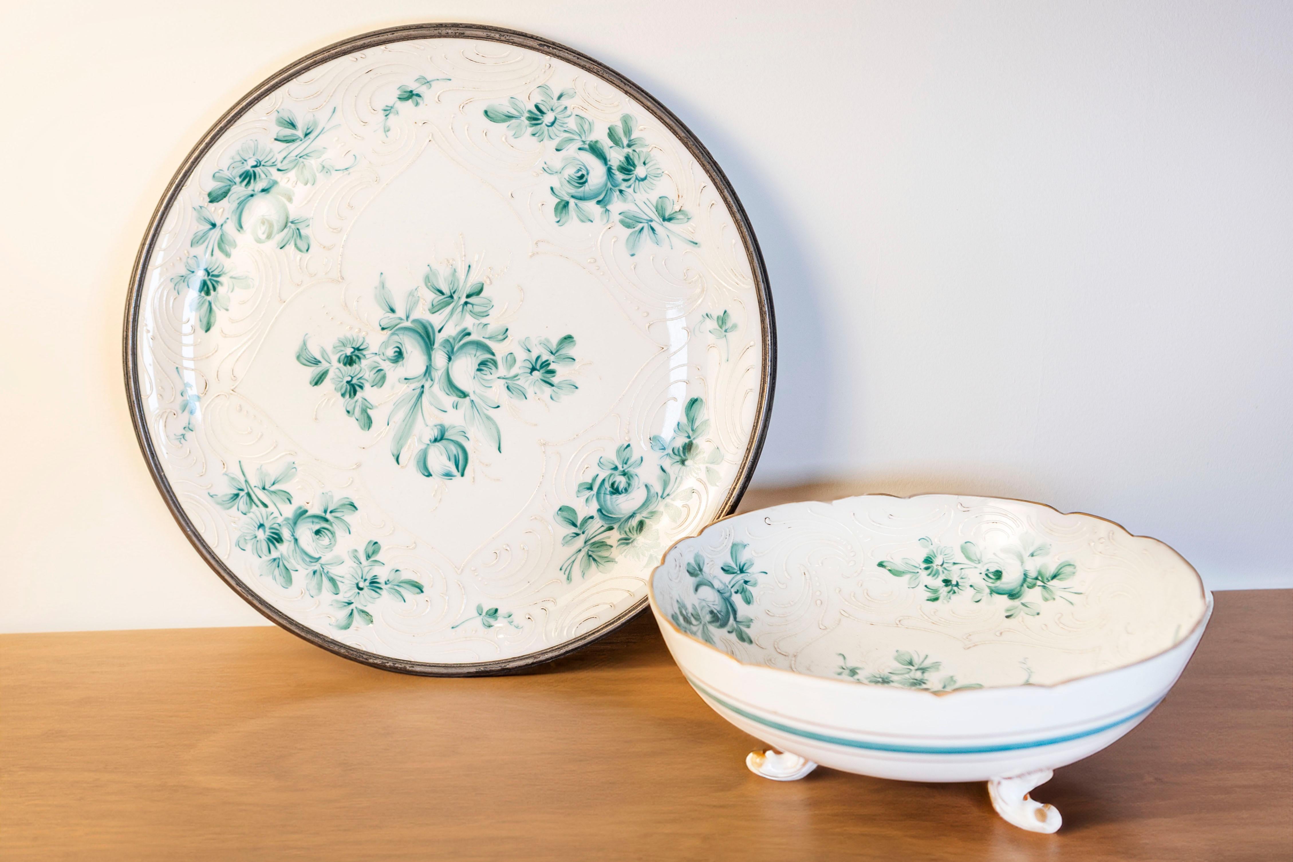 Cuenco de porcelana francesa de Limoges de finales del siglo XIX, con decoración de ramo de rosas verdes, pequeñas patas doradas y bajoplato a juego. Creado por la fábrica AMR (Ancienne Manufacture Royale) durante el último cuarto del siglo XIX,