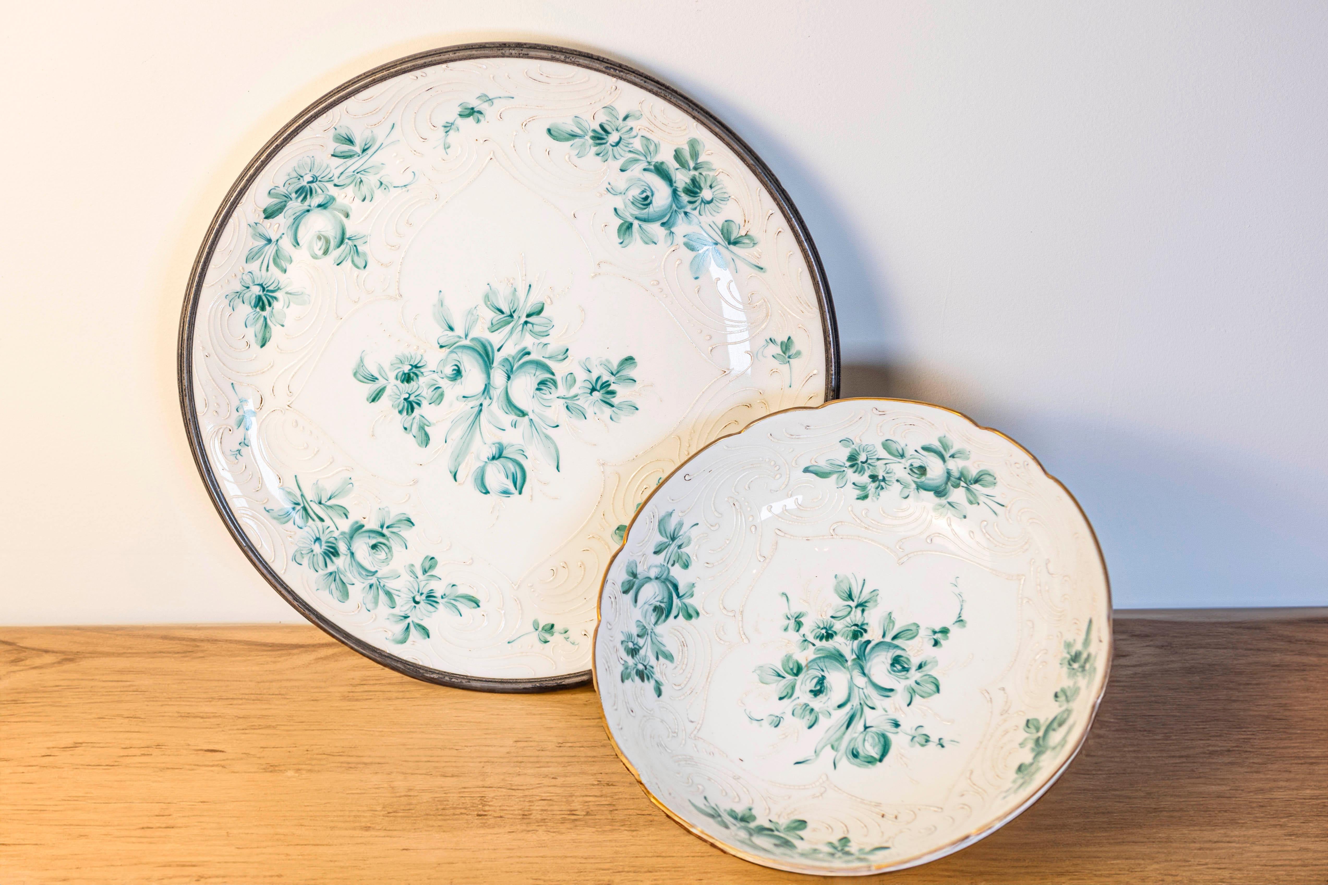 Cuenco de porcelana francesa de Limoges con ramo de rosas verdes y bajoplato Napoleón III en venta