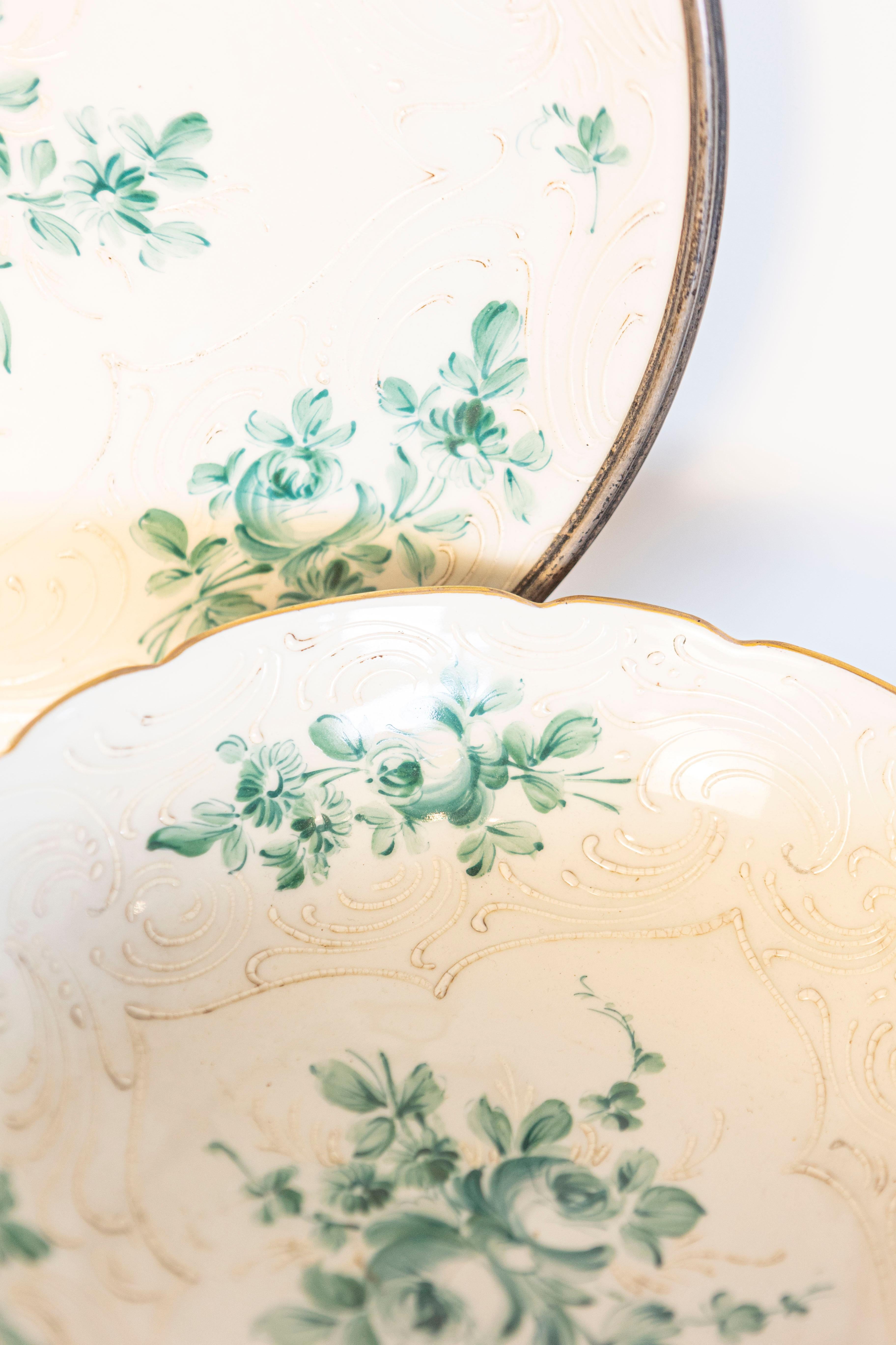 Cuenco de porcelana francesa de Limoges con ramo de rosas verdes y bajoplato Francés en venta