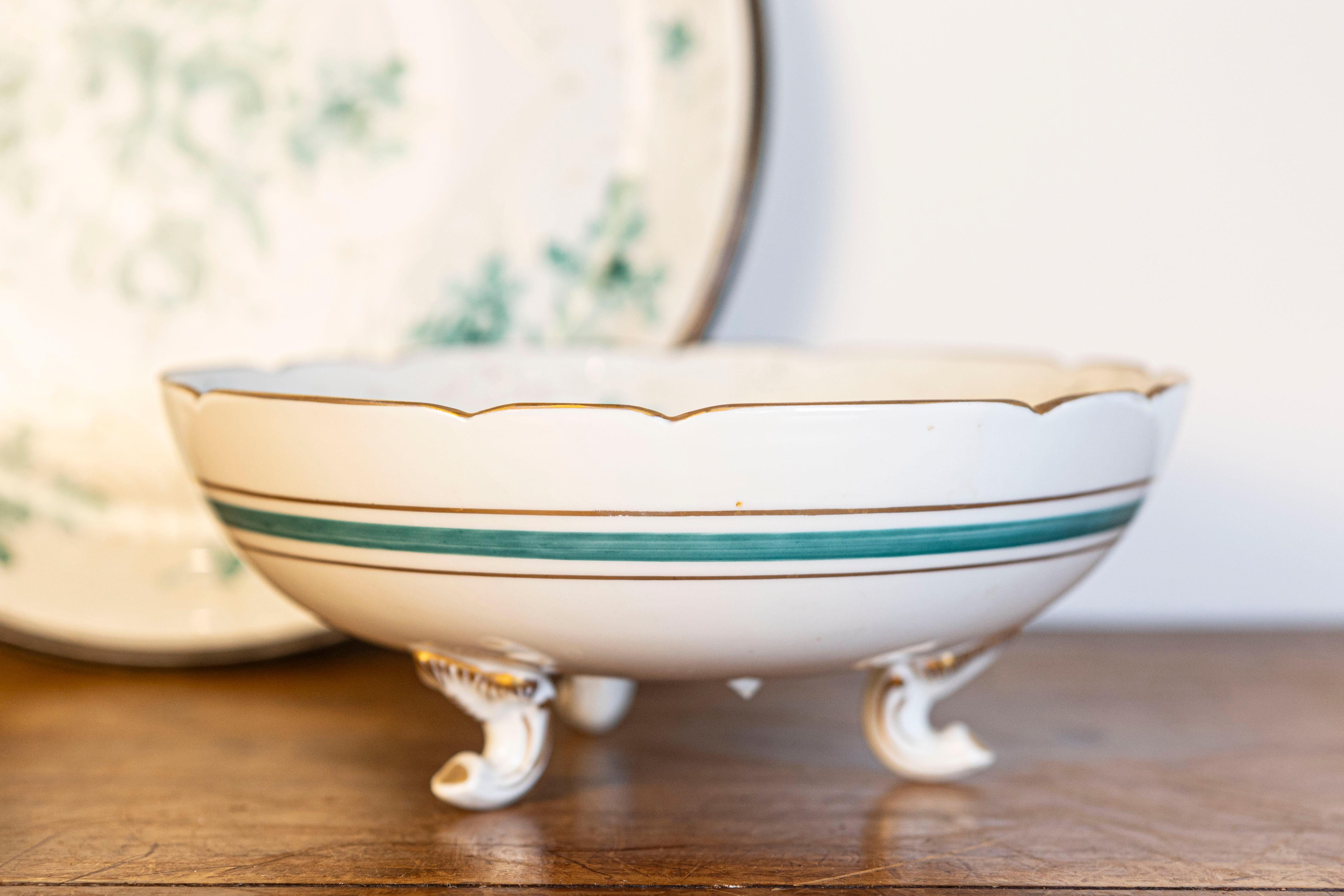 Cuenco de porcelana francesa de Limoges con ramo de rosas verdes y bajoplato Pintado en venta