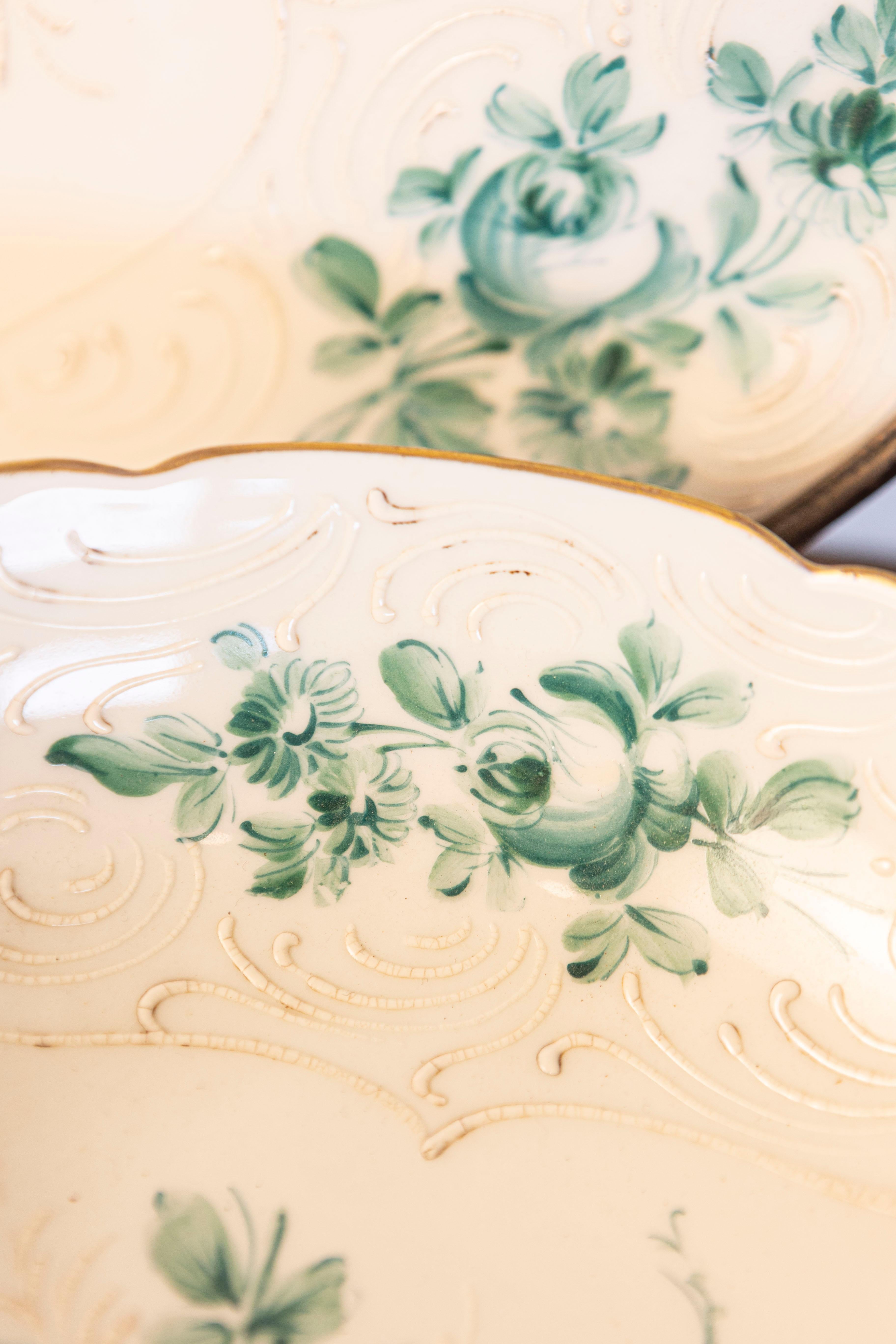 Cuenco de porcelana francesa de Limoges con ramo de rosas verdes y bajoplato siglo XIX en venta