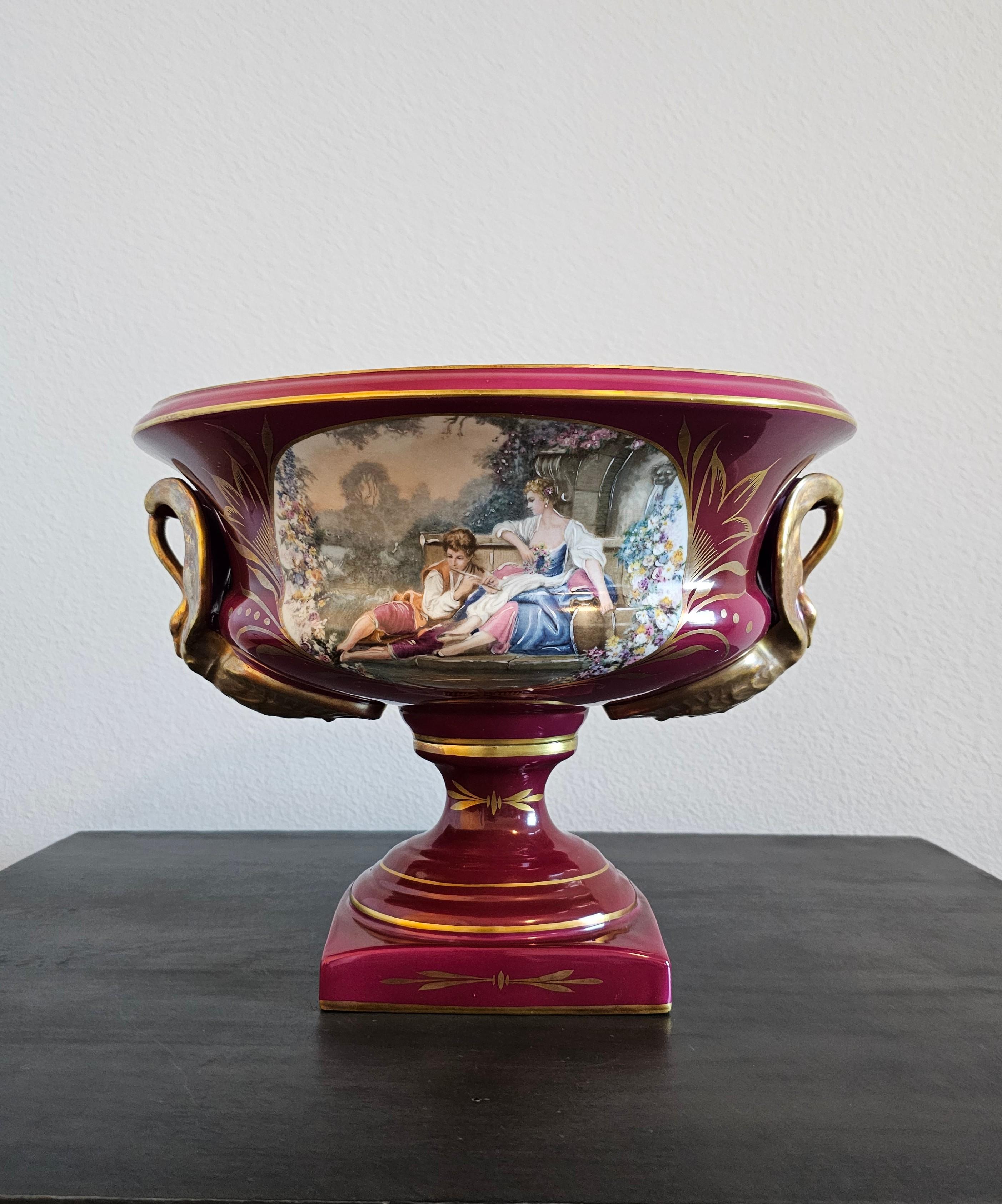 Eine schöne Vintage Französisch Limoges Porzellan Schwan behandelt Tisch Tafelaufsatz / Vase / Obstschale / jardiniere / Weinkühler mit Medaillons nach berühmten 18. Jahrhundert Rokoko-Maler Jean-Honore Fragonard (Französisch, 1732-1806)

Exquisit
