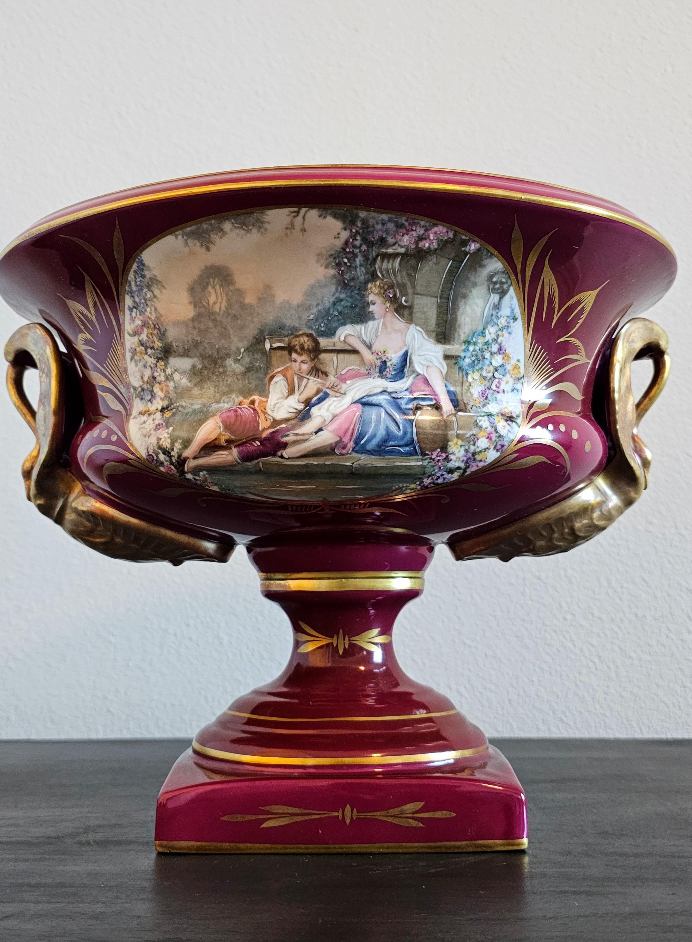 Französisch Limoges Porzellan Burgund vergoldet Swan Handle Tafelaufsatz signiert SC (20. Jahrhundert) im Angebot