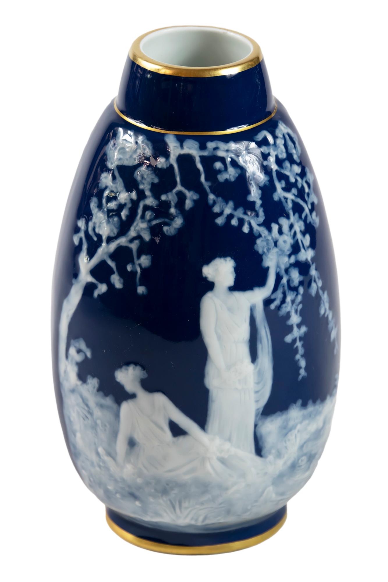 Vase de Limoges à fond bleu cobalt et technique du pate-sur-pate avec scène de personnages féminins.
Signé Marcel Chaufriasse Limoges.
Très bon état vintage.