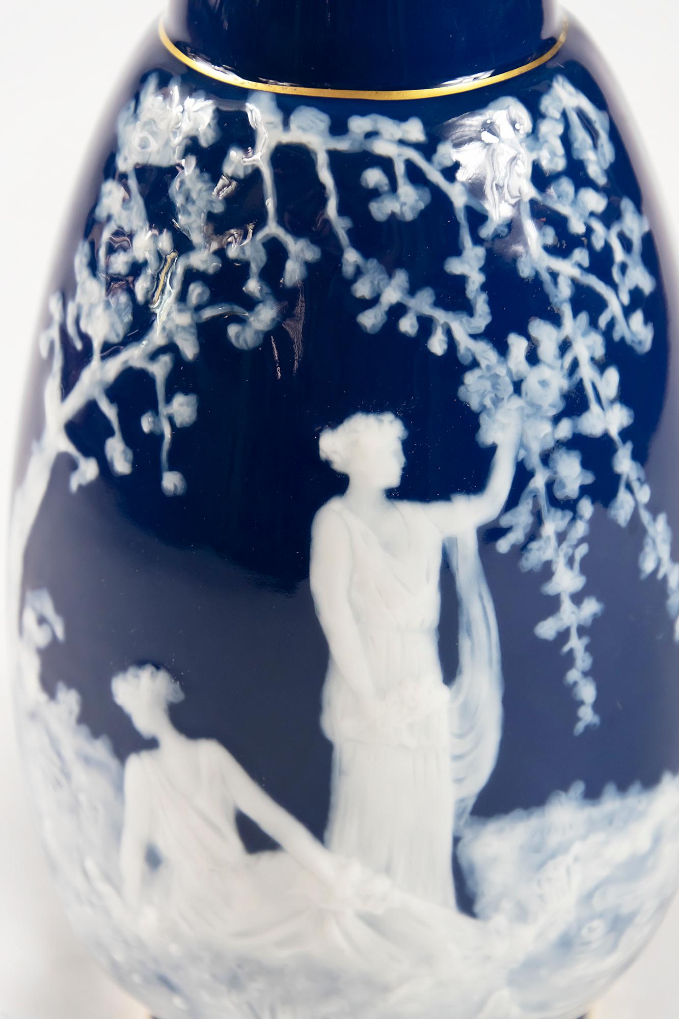 Français Vase français Pate-Sur-Pate en porcelaine de Limoges bleu cobalt en vente