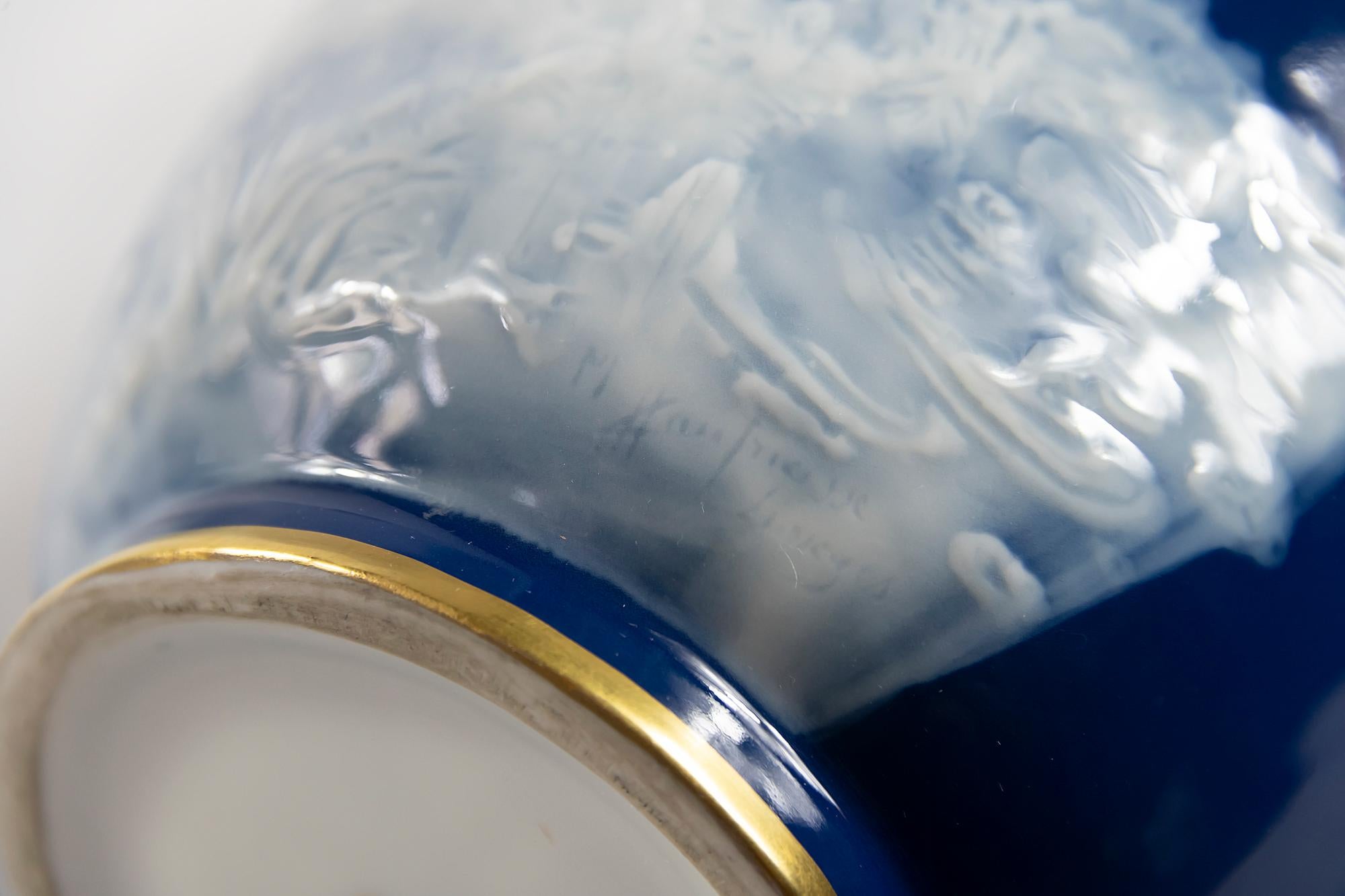 Doré Vase français Pate-Sur-Pate en porcelaine de Limoges bleu cobalt en vente