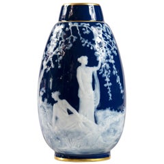 Vase Pate-Sur-Pate en porcelaine française de Limoges bleu cobalt