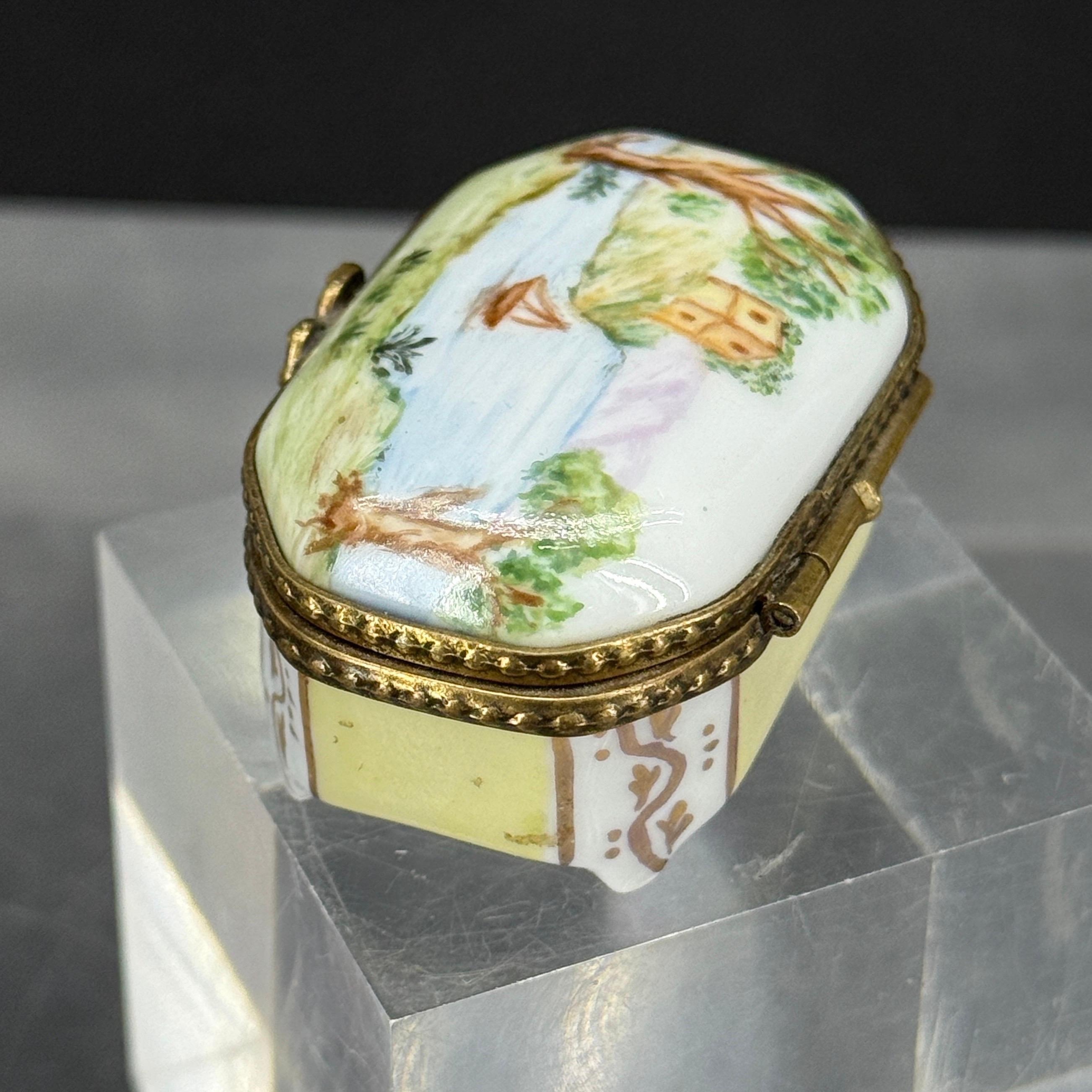 Caja de baratijas velero náutico de porcelana francesa de Limoges Latón en venta