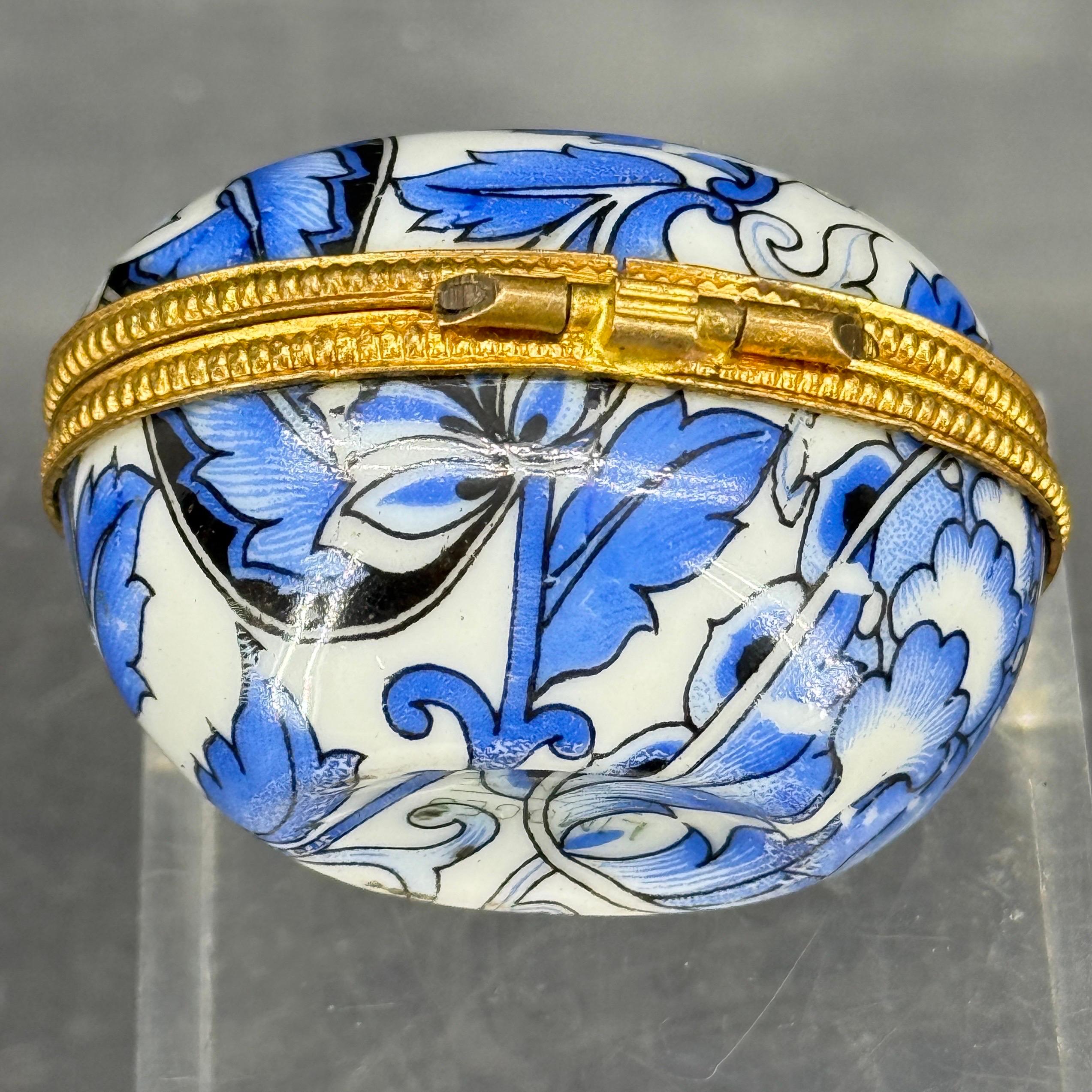 Scatola ovale in porcellana francese Limoges, blu e bianca, per gingilli in vendita 2